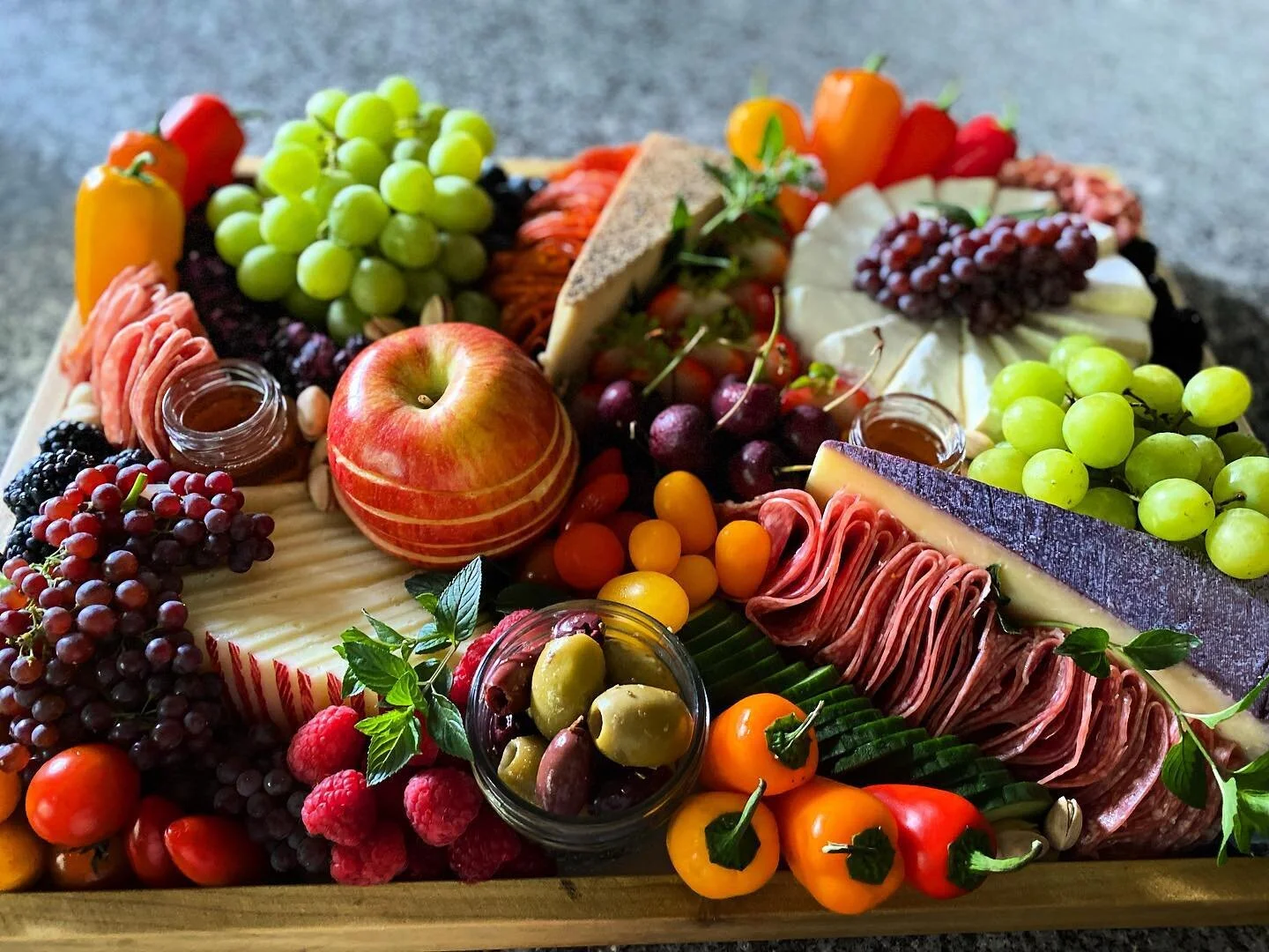 I hope y&rsquo;all are having a happy Tuesday! Before I went to the Williamson County fair last night, I got to make this medium board for an old friend ☺️. Medium boards feed up to 20 and are $345. I deliver as well!