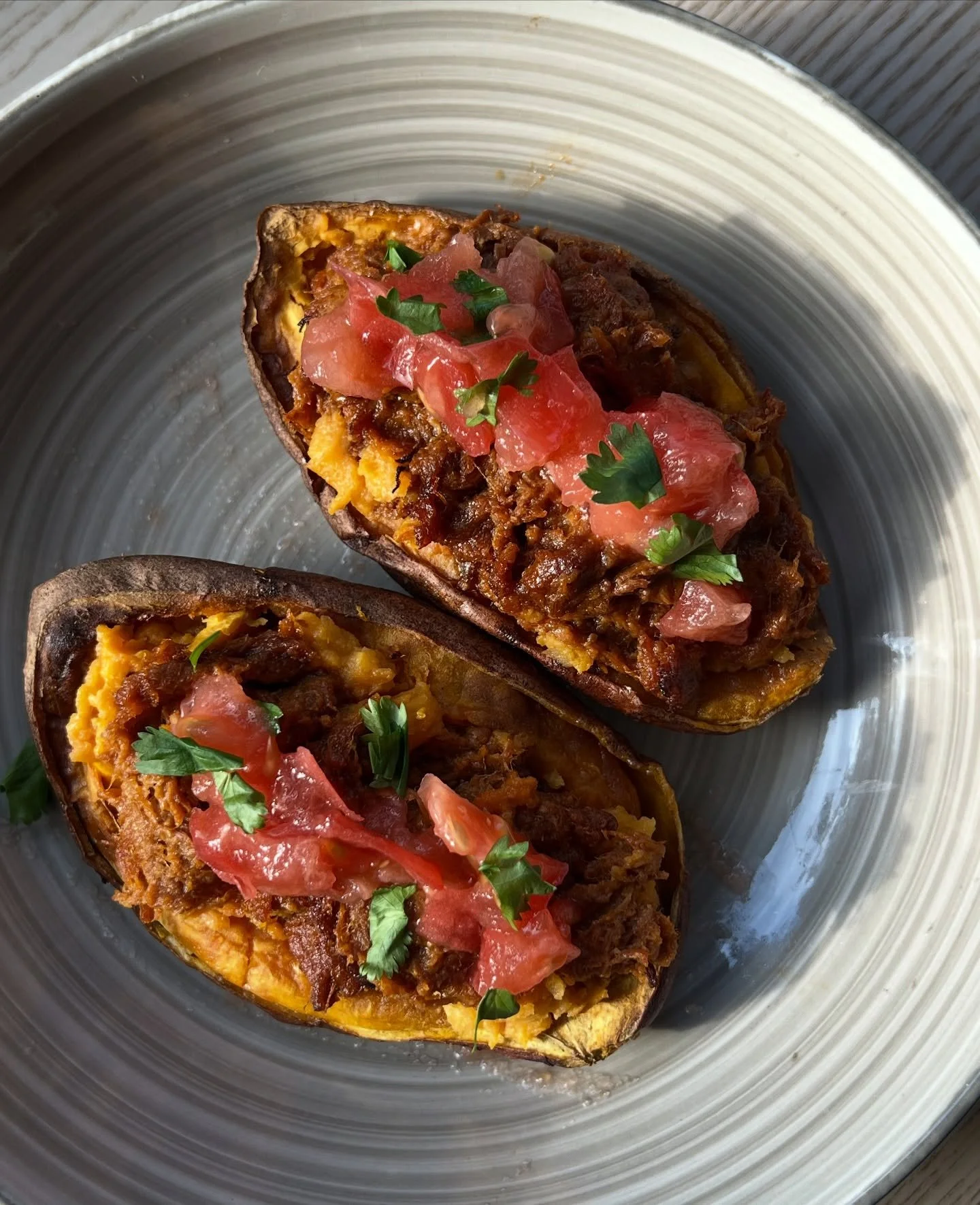 Hoy te traigo una de esas recetas que te salvan la comida y adem&aacute;s muy buenas para tu intestino ✨
Usando el pulled pork de @pekisforfoodies de la caja de noviembre de @myfoodxperiences , sali&oacute; este boniato relleno prebi&oacute;tico que 