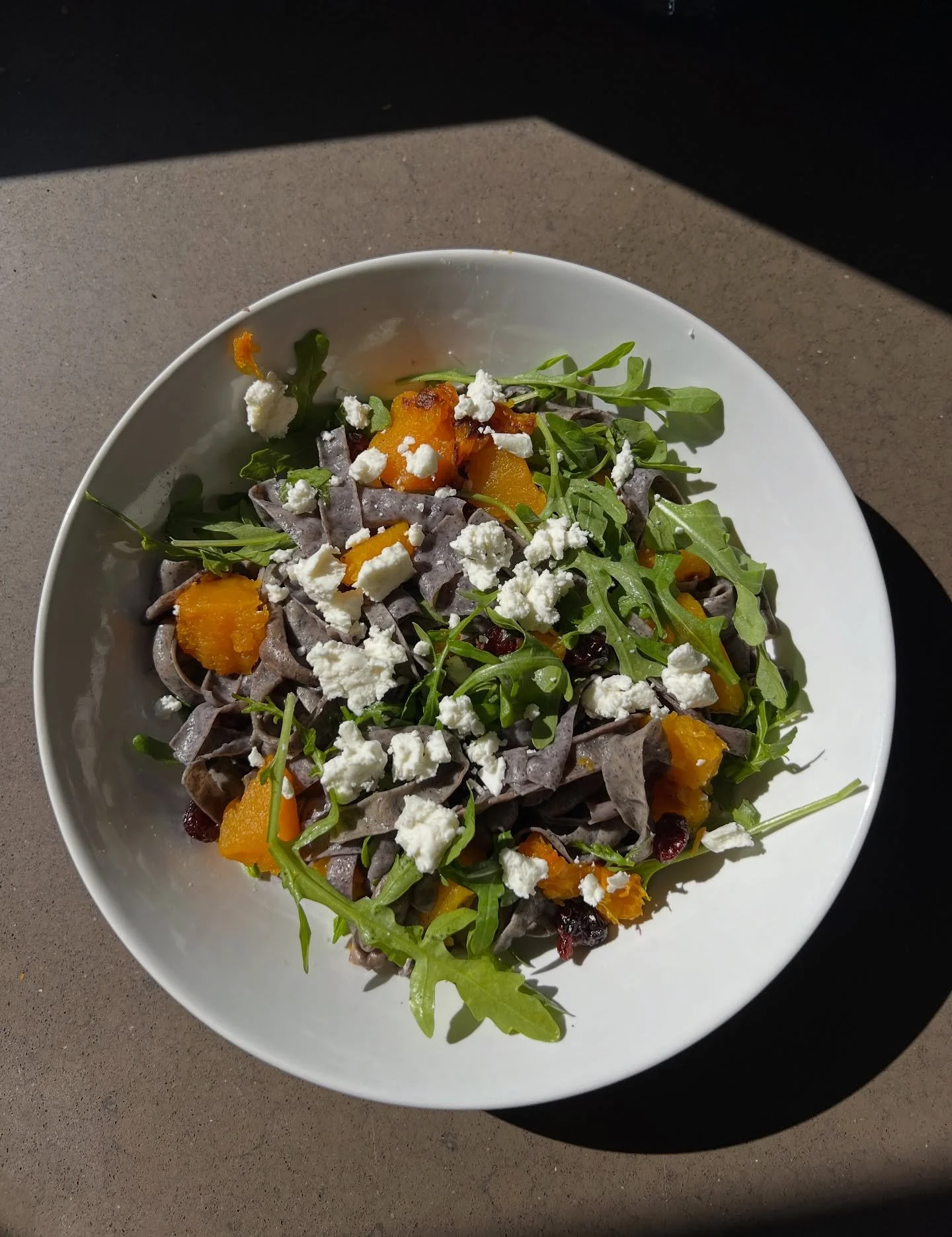 🥗 Hoy os traigo una ensalada de temporada: sencilla y nutritiva 🍂

Siempre os digo que comer saludable no tiene por qu&eacute; ser aburrido, por eso os comparto una combinaci&oacute;n de sabores que me encanta:
✨ calabaza asada
✨ r&uacute;cula fres