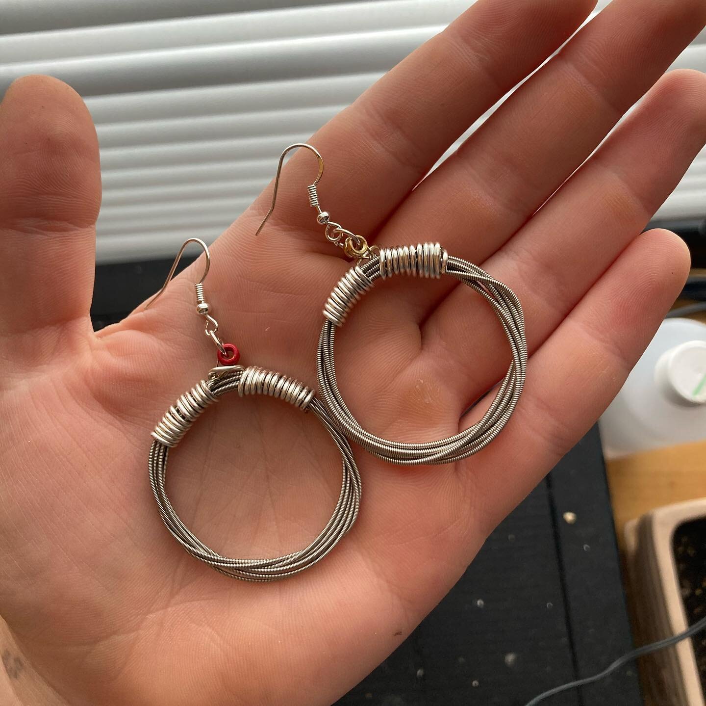 any silver lovers out there? come my wayyyyy🏋🏼&zwj;♂️ 

guitar string earrings with sterling silver hook! 
$25

#handmadejewelry #handmade #jewelry #earrings #jewelrydesigner #fashion #jewellery #necklace #handmadewithlove #accessories #jewelrydesi
