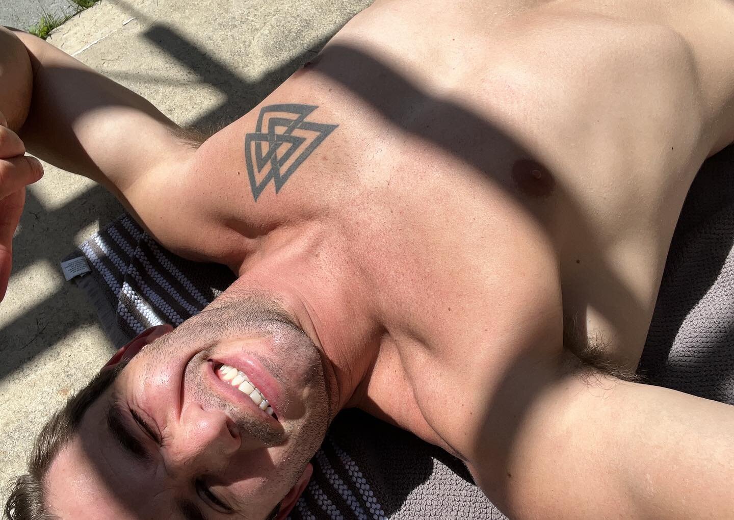 Got that Friday feeling yet? #friday #fridaymood #fridayvibes #fridayfeeling #fridaymotivation #tanning #sunshine #guyswithtattoos #handsome #smile #saycheese #hotguysummer