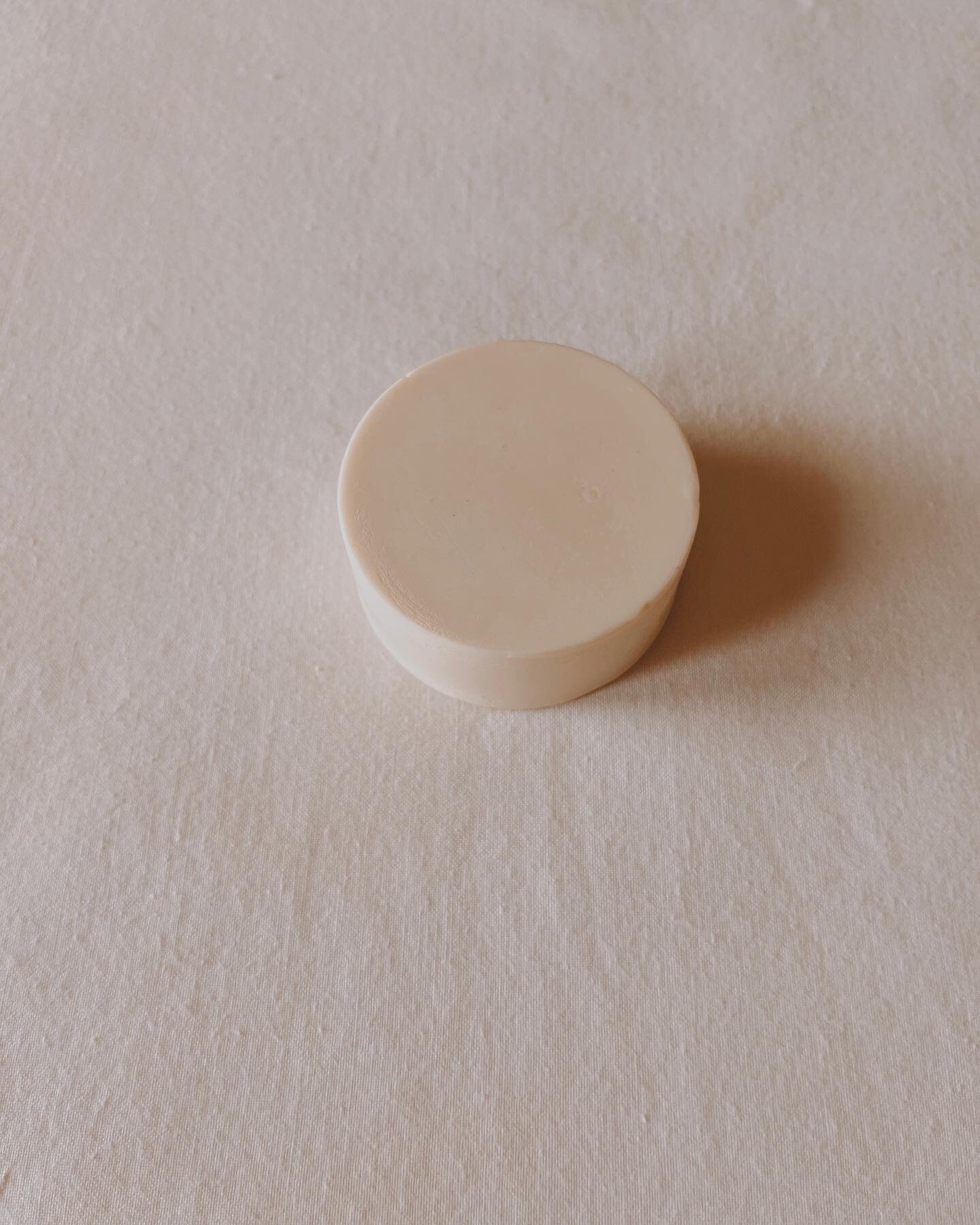 Cedar, citrus &amp; Patchouli Facial Soap 
🍊

A gentle lathering facial bar with kaolin clay and moisturizing oils.

Scented with an earthy unisex blend of cedar, citrus &amp; patchouli essential oils.

Ingredients: saponified oils (coconut. oil, ol