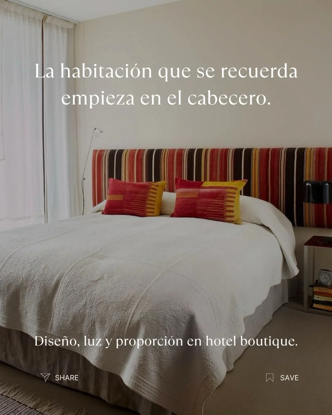La habitaci&oacute;n es el espacio donde el hu&eacute;sped realmente percibe el nivel del hotel.
Y hay un elemento que organiza todo:
el cabecero.

Cuando est&aacute; bien dise&ntilde;ado, integra est&eacute;tica y funcionalidad en una sola pieza y o