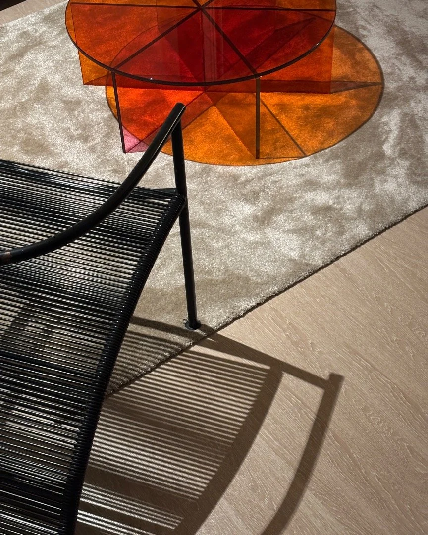 Adquirir piezas ic&oacute;nicas no es un capricho. Es una decisi&oacute;n estrat&eacute;gica.

En un proyecto, elegir bien una sola pieza puede elevar todo el espacio.
Elegir mal, lo envejece en meses.

Las piezas ic&oacute;nicas tienen algo en com&u