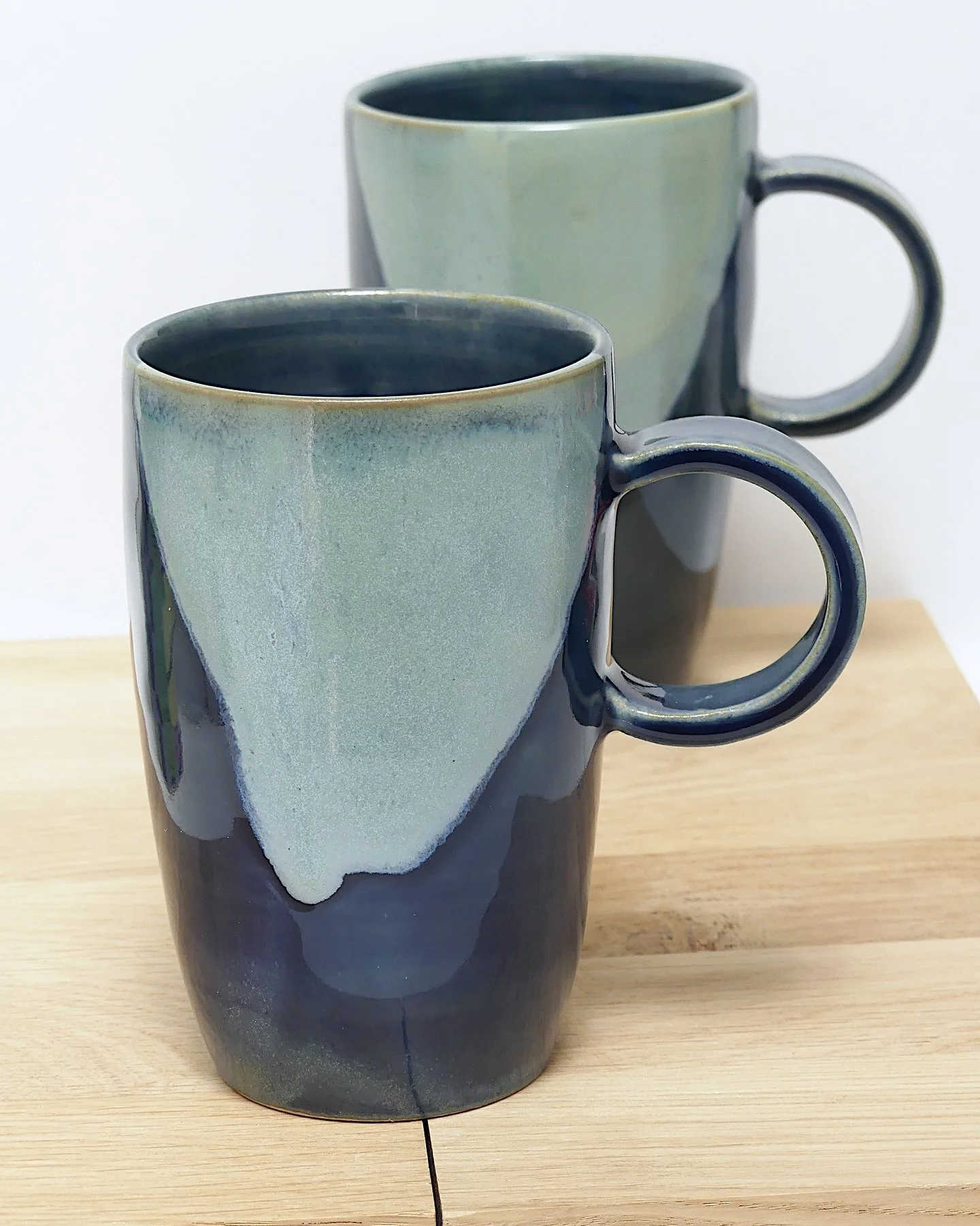 🌊 Des vagues d&rsquo;&eacute;mail sur ces mugs disponibles &agrave; la boutique ! 🌊
.
C&rsquo;est la derni&egrave;re semaine de cours pour les &eacute;l&egrave;ves au trimestre, l&rsquo;atelier se pr&eacute;pare petit &agrave; petit &agrave; la pau