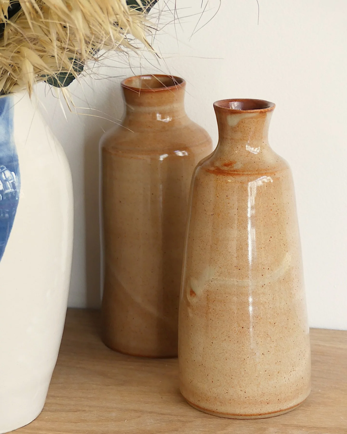 ✨&Agrave; retrouver &agrave; la boutique ! 
On rattrape encore mon retard dans la pr&eacute;sentation des nouvelles pi&egrave;ces de la boutique (oupsy 😅) avec ces bouteilles ambr&eacute;es !
⭐️Comme tous les vases que je fabrique, il s&rsquo;agit i