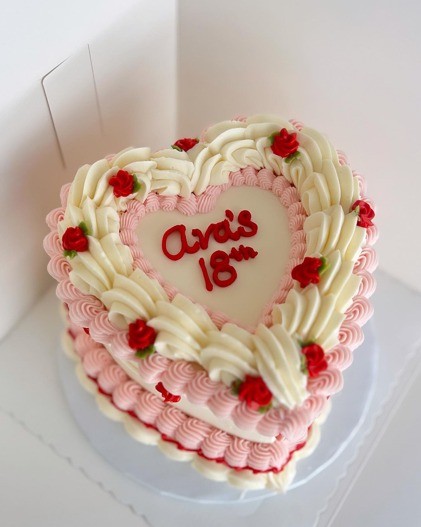 Ava 🌹✨
.
.
#heartcake #vintagecake #vintageheartcake #frillycake #rosebudcakes #rosebuds #retrocakes #cakedesign #cutecakes #buttercreamdesign cakecakecake #cakesofinstagram #strawberrycake #strawberrymoussecake #customcakesla #lacakes #longbeachcak