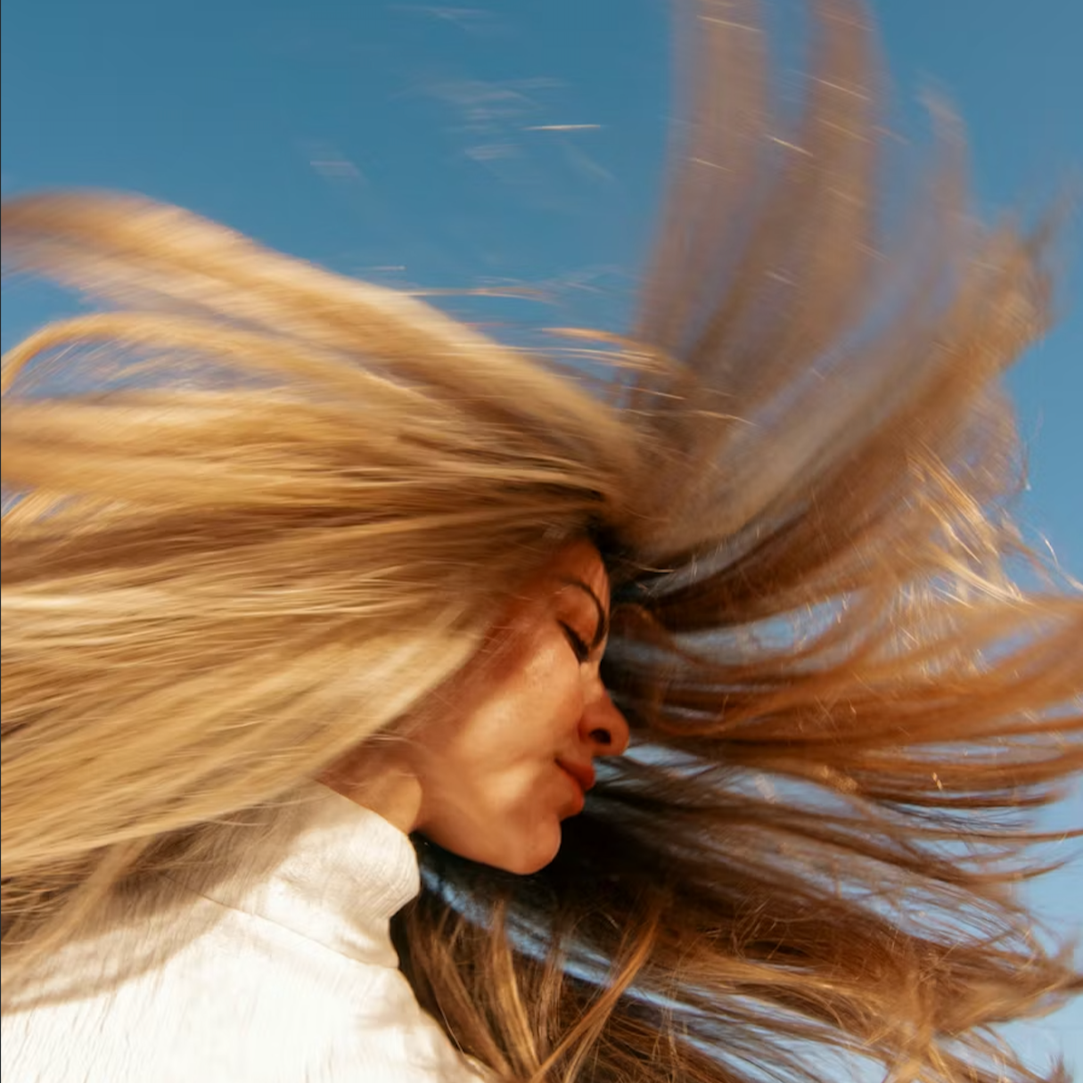 Summer Hair That Actually Works: Low-Maintenance Cuts, Texture, and Heat-Proof Styling for Men and Women