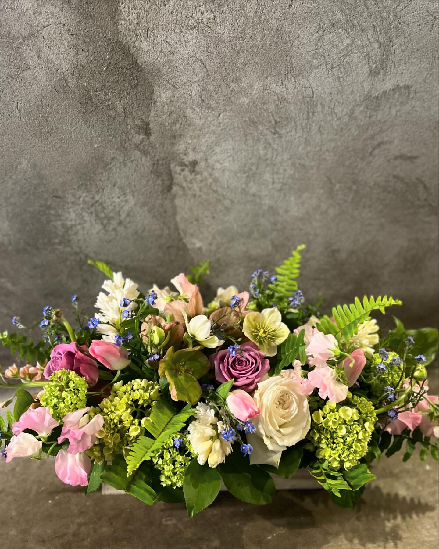 One of our favorite Easter centerpieces from the weekend. That mix of raspberry pink, chartreuse green, and tiny pops of blue makes us smile 😊

#floraldesign #floralcenterpiece #eastercenterpiece #springflowers #springdesign #hellebore #sweatpea #tu