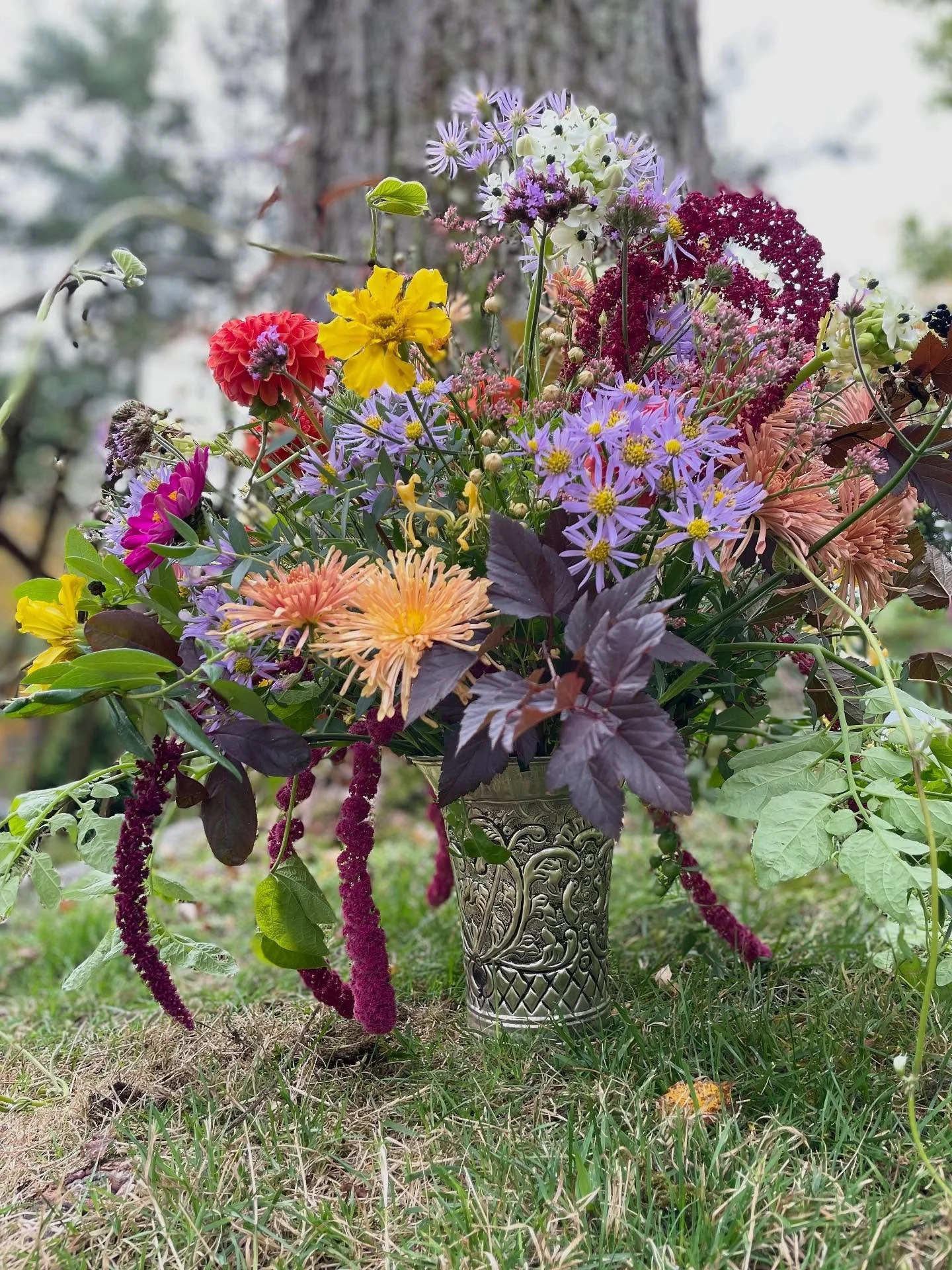 A few more shots of this custom piece for @gannonmunro 

#fallforage #falldesign #fallfloral #floraldesign #autumn