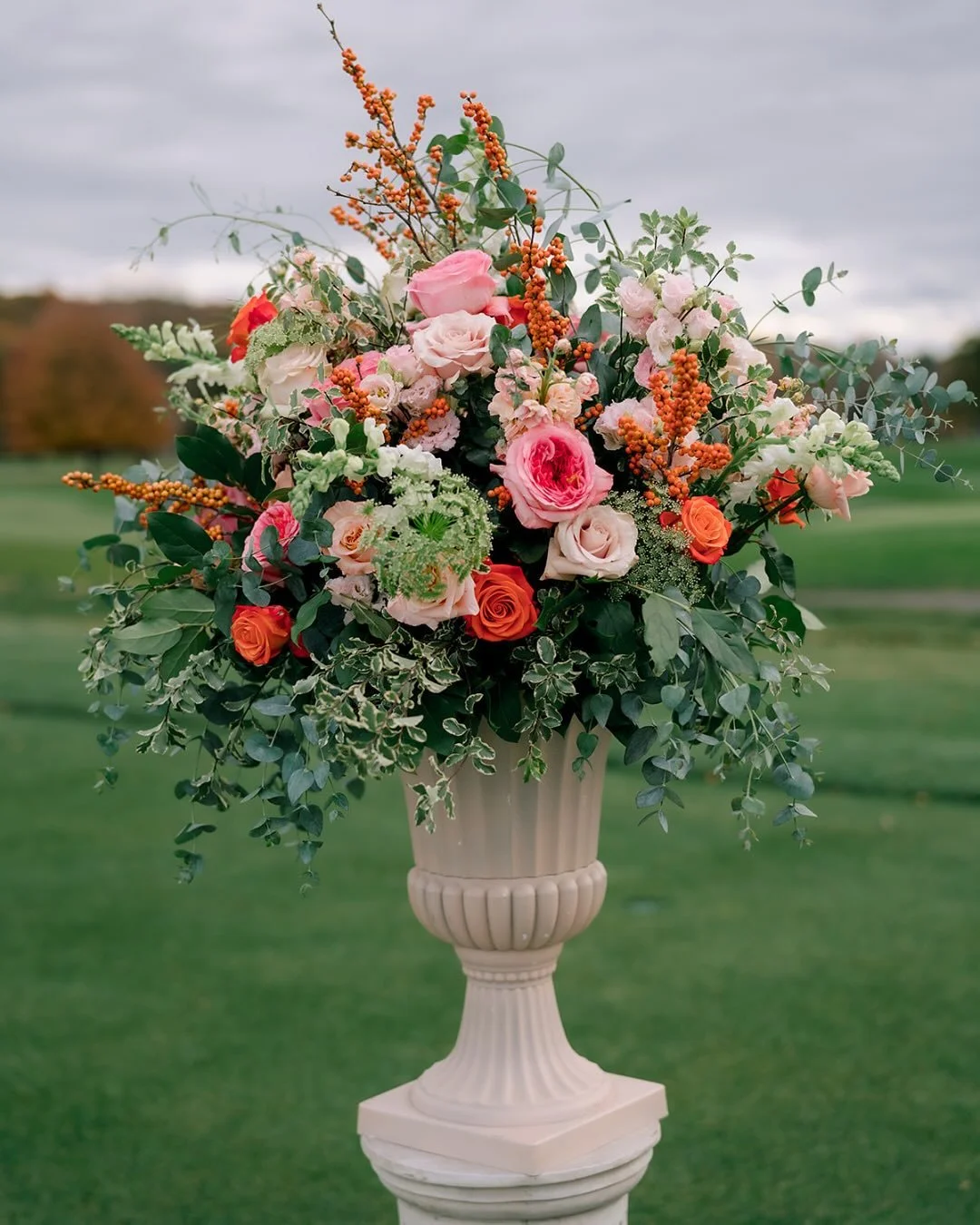 These ceremony florals were absolute stunners. That pop of the orange ilex berries and combo of orange crush and pink expression roses are just what we needed for that pop against an already colorful landscape.

Cheers Liesl &amp; Griffin!

📸: @ashe