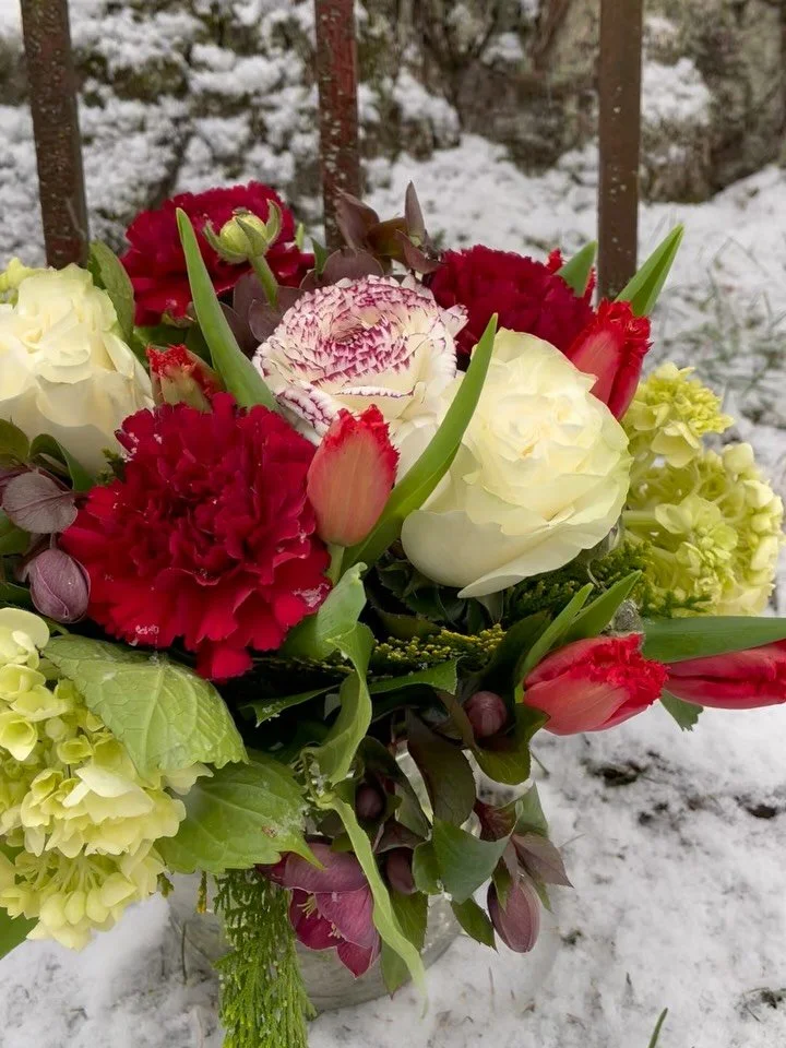 Happy Holidays friends! 🌟

#merrychristmas #happyholidays #floraldesign