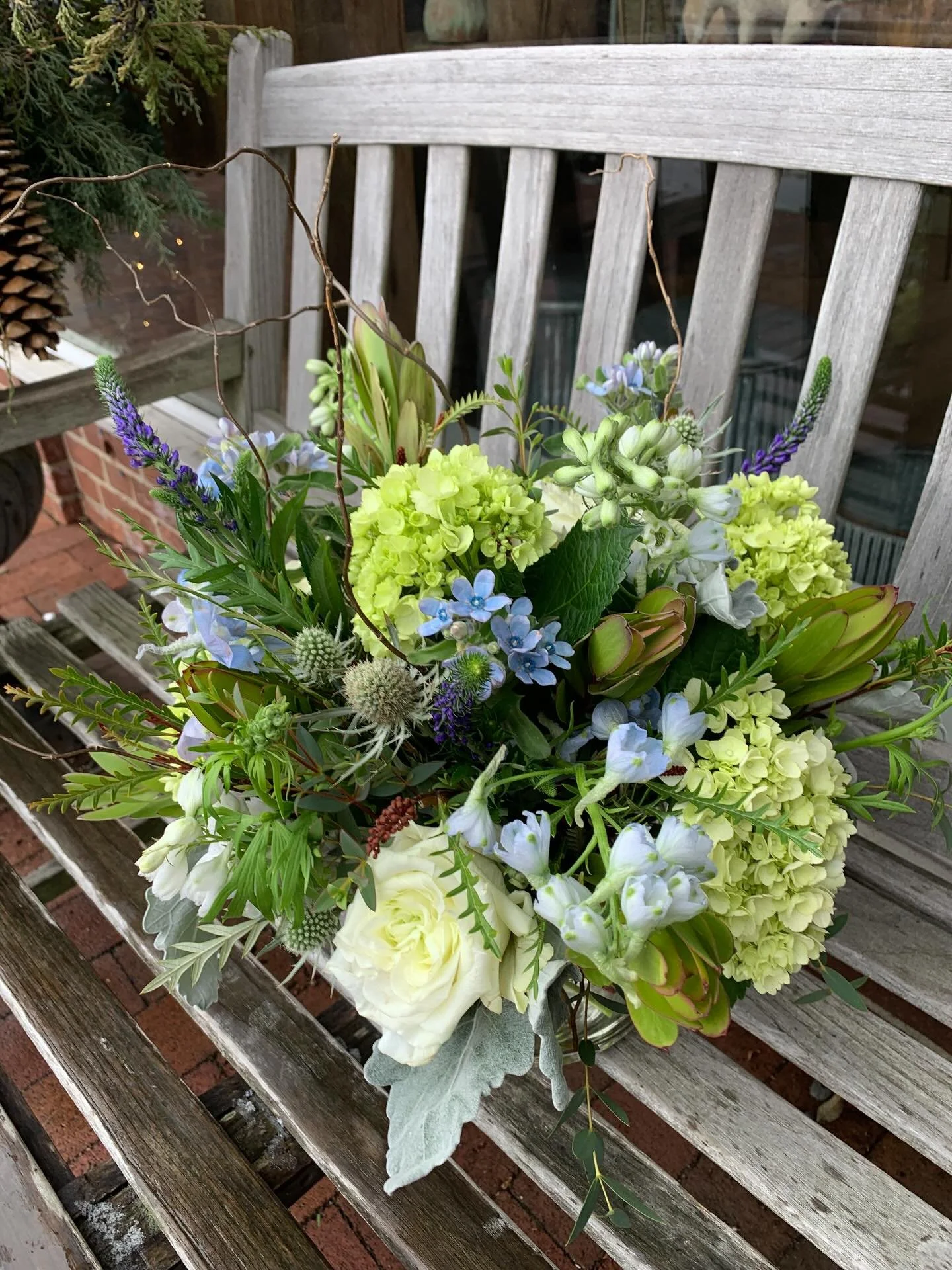 The client requested &ldquo;woodland-coastal&rdquo;&hellip; how&rsquo;d we do!?

#customflorals #coastaldecor #woodland #floraldesigns