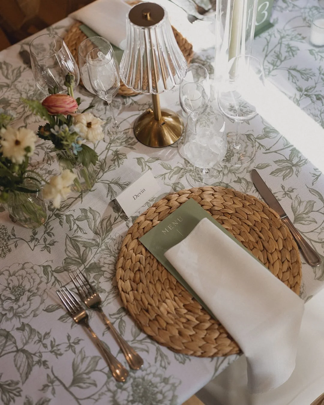 Wedding reception goals ✨

📸 @hanaphotos_ 
Planning: @mmevents_ct 
📍DCA Meadowlands, Darien, Connecticut 

#weddingflorist #floraldesign #weddingreception #weddinginspiration #summerwedding