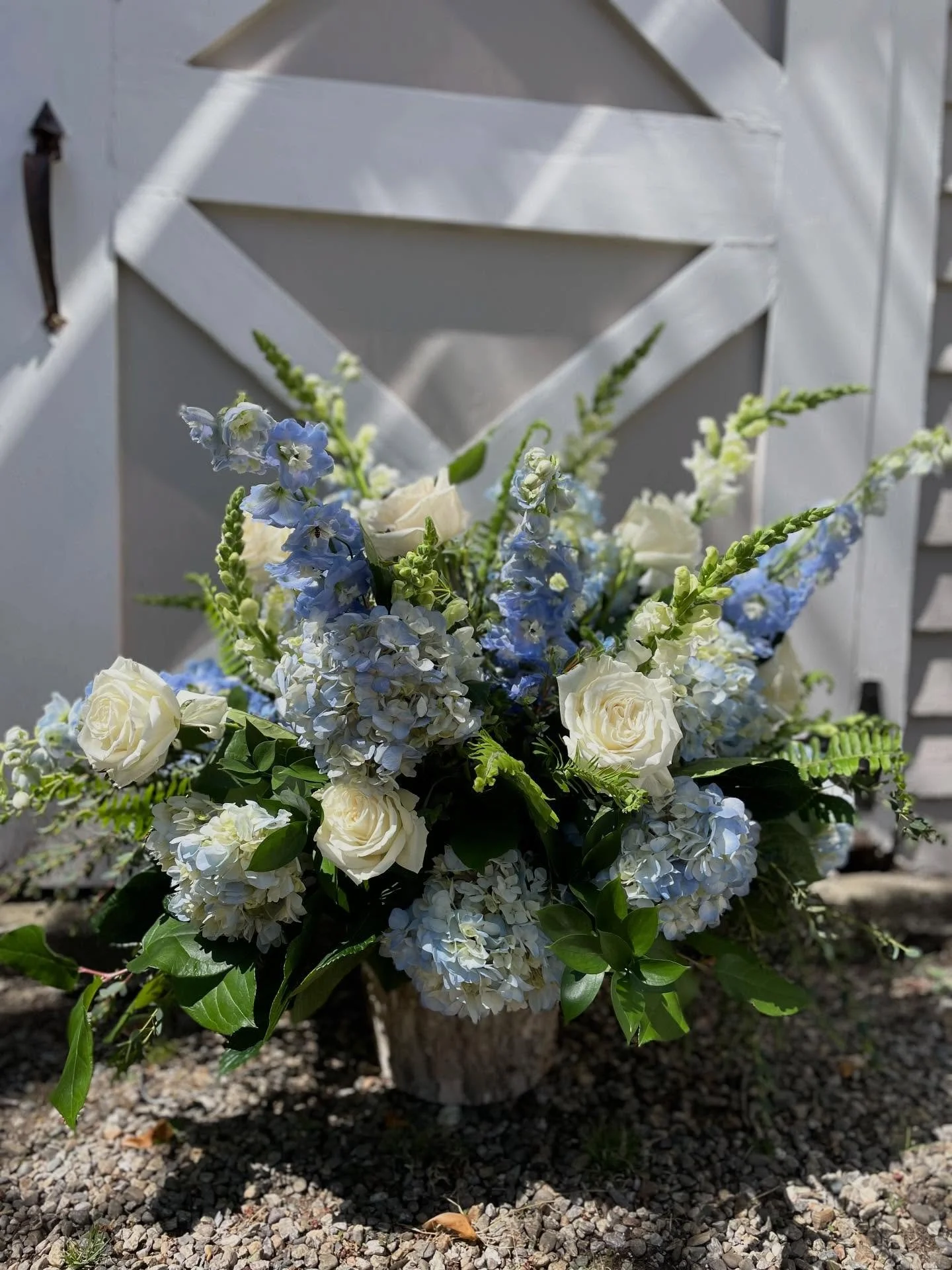 Fresh blooms 🌿 

Blue hybrid delphinium x 6 stems
Hydrangea  x 6 stems
Snapdragons x 5 stems
Roses x half-dozen stems 
Eucalyptus x 1 bunch 
Ferns x 1 bunch
Lemon leaf x 1 bunch

#spring #freshflowers #flowers #floraldesign floral