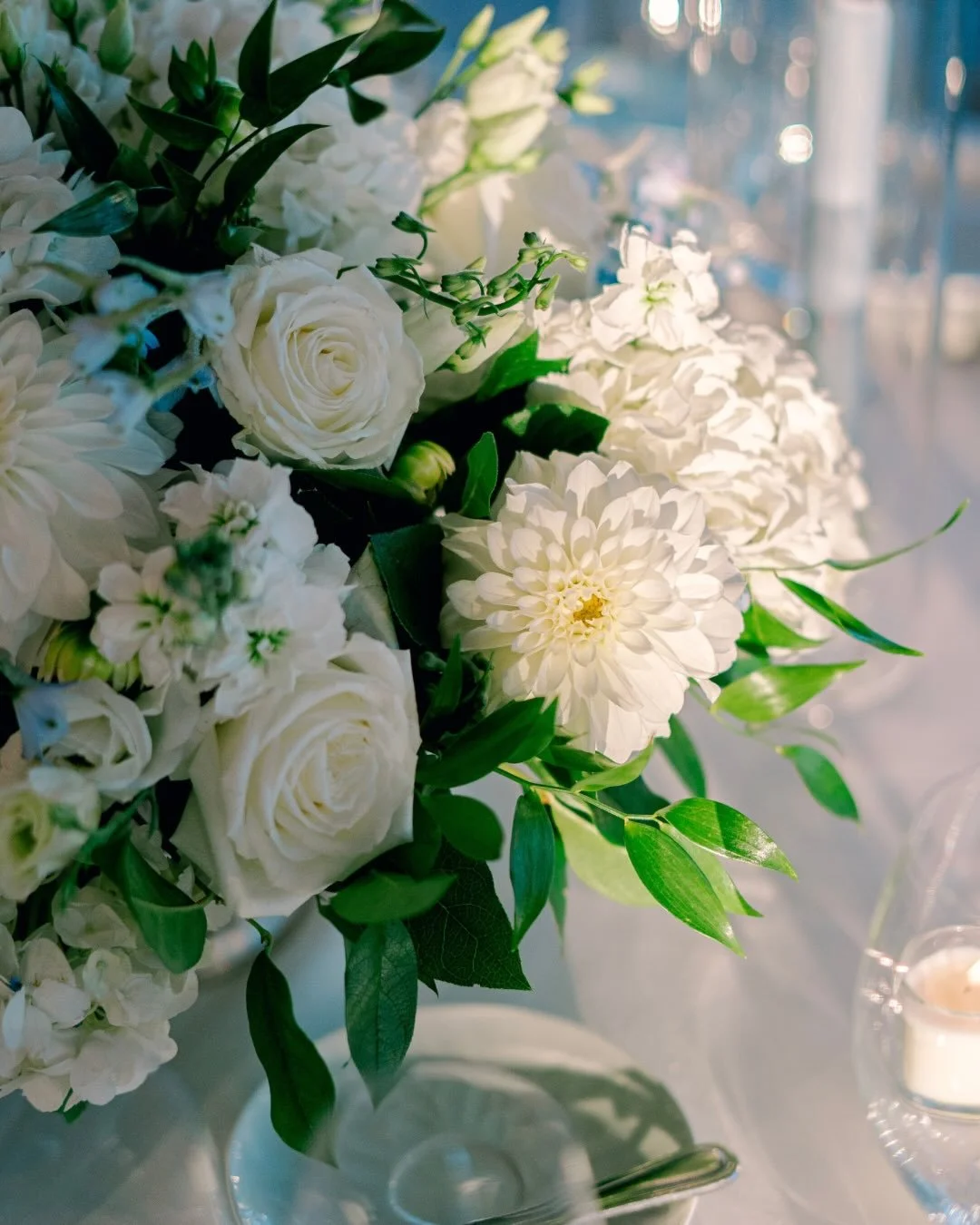Another moment for this blue and white centerpiece with a beach view 🌊