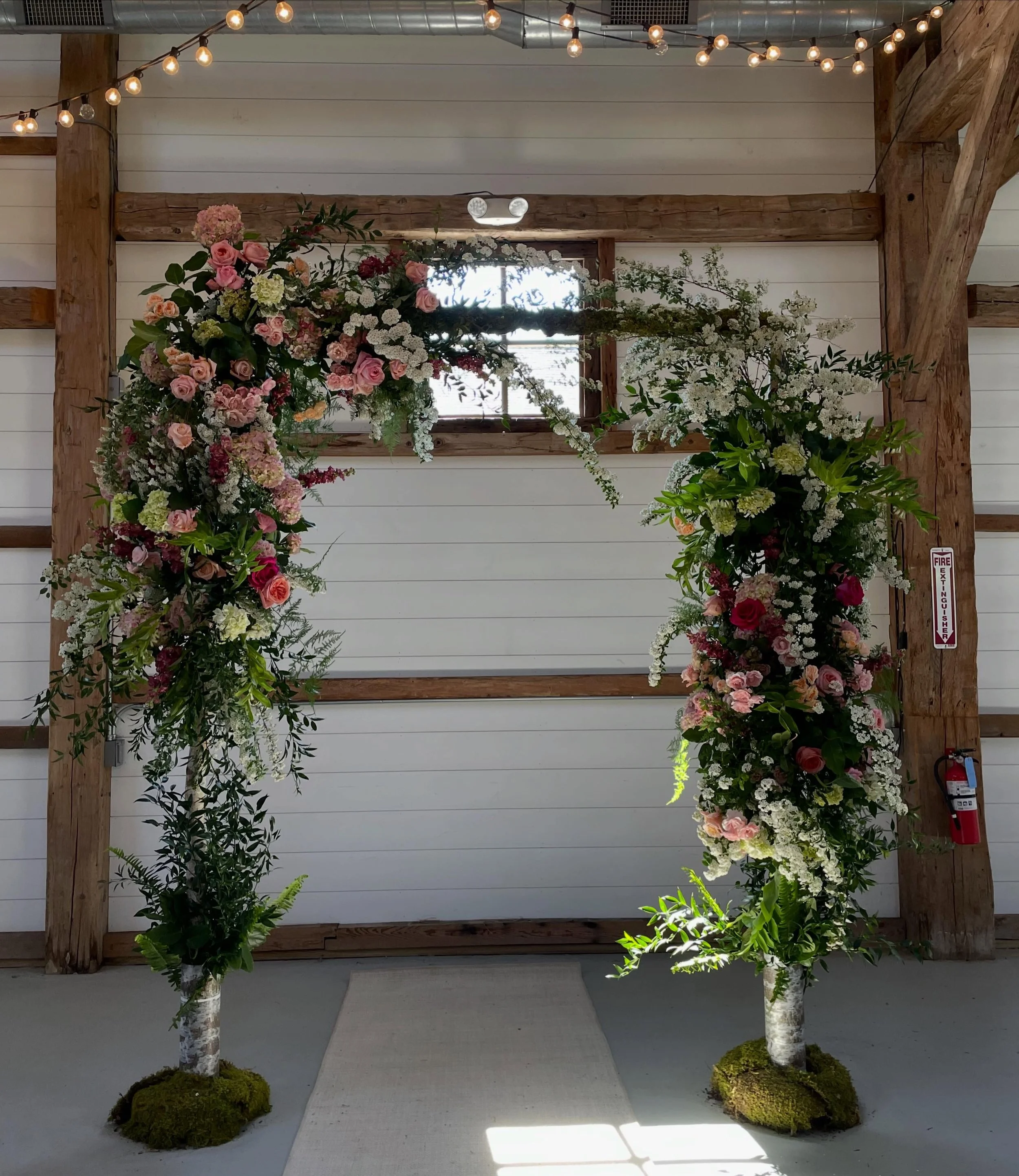 Wedding arbor magic 🧚🏼 

Breathtaking spirea is giving us that romantic softness, layered with garden roses and lush hydrangea

GrayBarn in Norwalk, Connecticut giving us perfect rustic backdrop