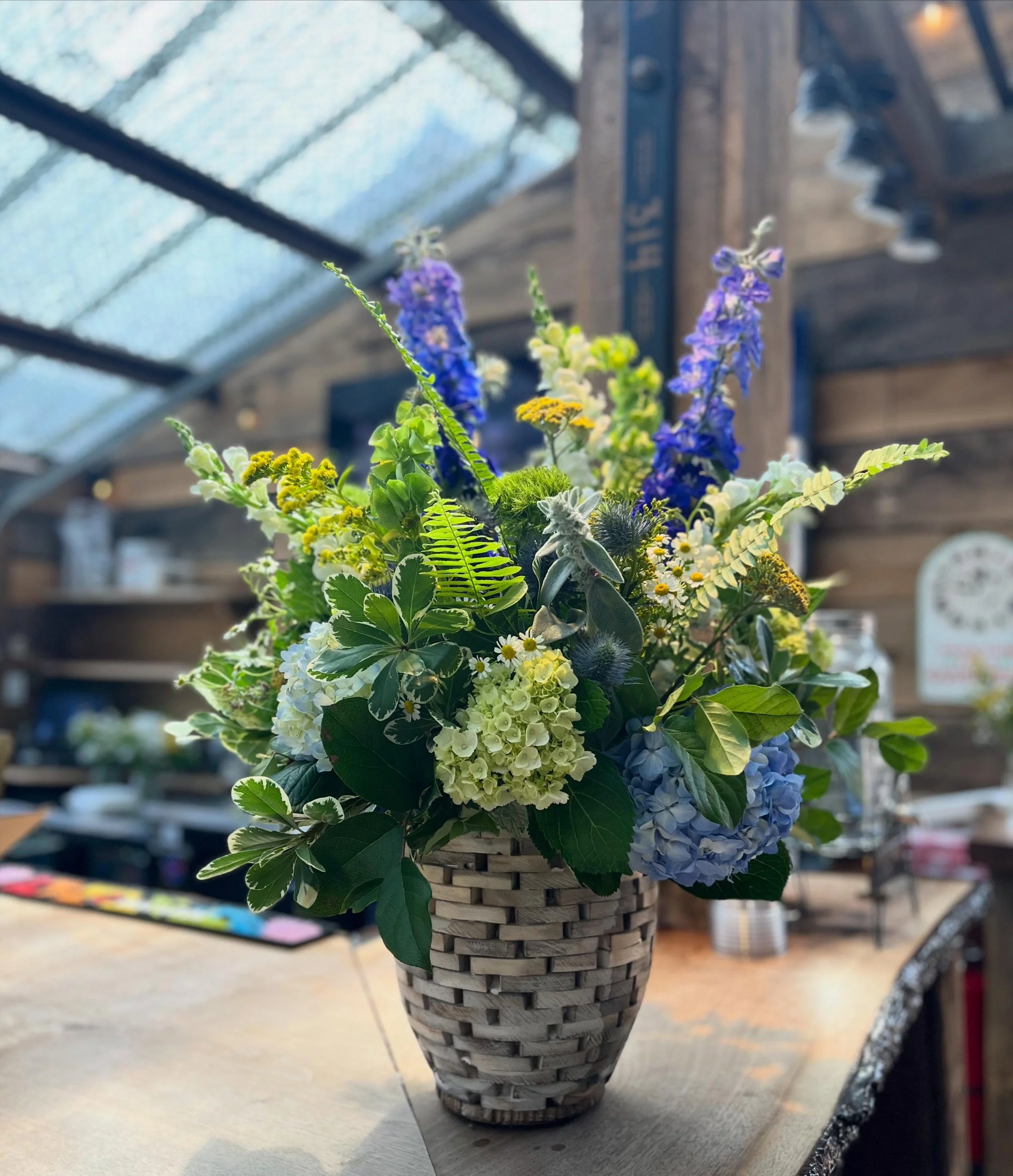 Saturday night floral drop 🌿
 
This client was celebrating their 40th birthday in a rustic beer garden space. They wanted their bar florals to feel casual, masculine, and fit right into the space. The wooden vases reminded us of Jenga pieces, which 