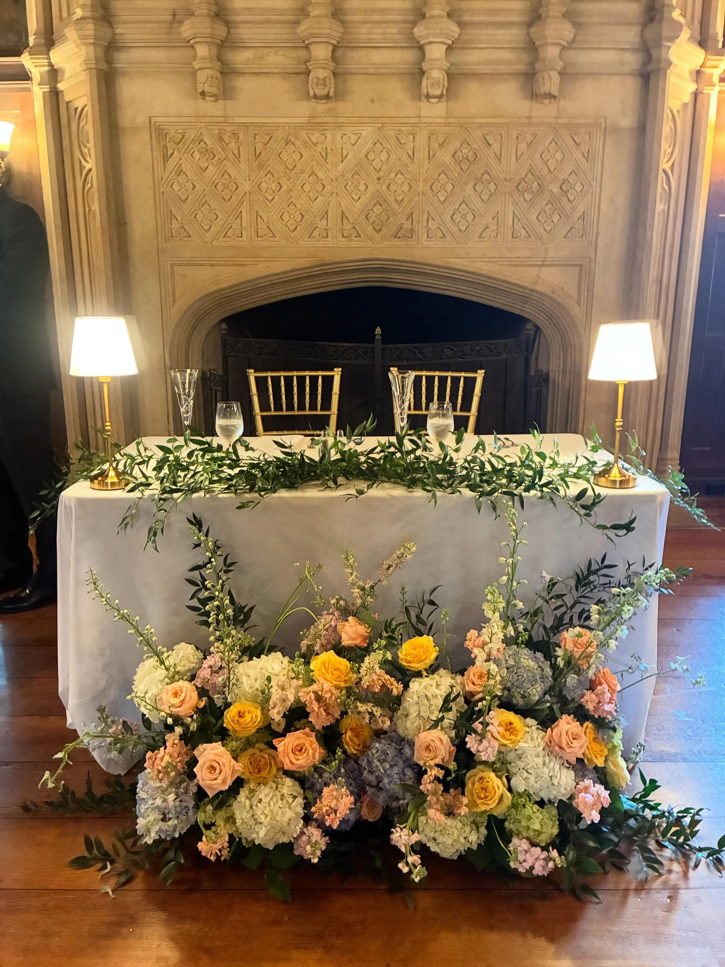 When life gives you lemons (or a relentless rainy wedding setup), go rain-backup + transform your venue into a cozy scene with club lamps👌🏼

Jillian &amp; Anish 🤍 06/27/26

Details &amp; planning: @ofeleganceevents 
📍@wavenyhousevents 

#ctweddin