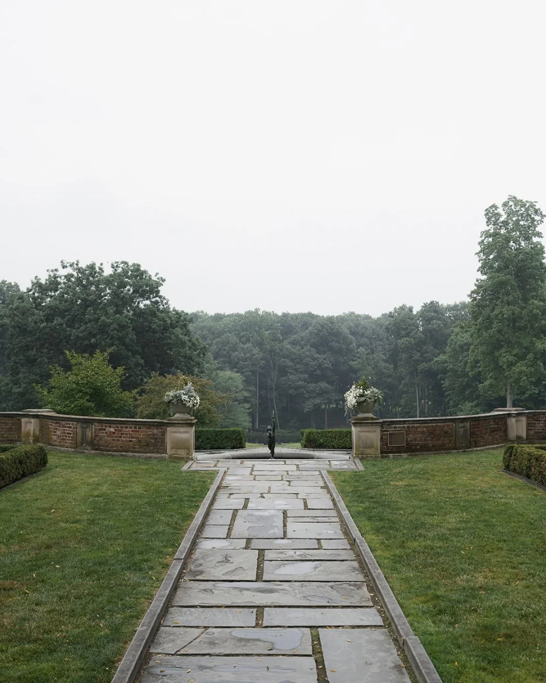 The Waveny House looking all misty and romantic over here! 

We can&rsquo;t wait to see more sneak peaks from Sarah &amp; Benjamin&rsquo;s wedding day 🤍

📸 @jennifercontiphoto
Planning: @coppercricketevents 
Beauty: @latoyasantosbeauty 
Florals: @e