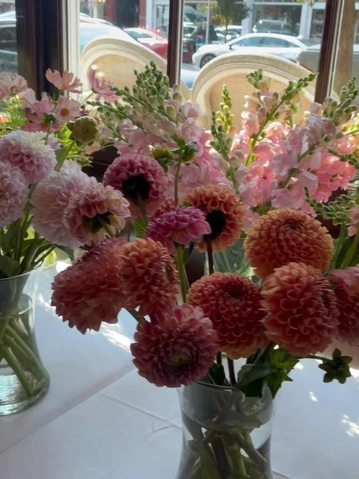 Summer wildflowers were the main course at Alison&rsquo;s bridal shower 💐 delightful centerpieces and a DIY bloom bar

Floral menu:
ageratum
bronze fennel
cosmos
dahlias
Q Ann&rsquo;s lace
mountain mint
rancunula 
with baptisia foliage 

Local bloom