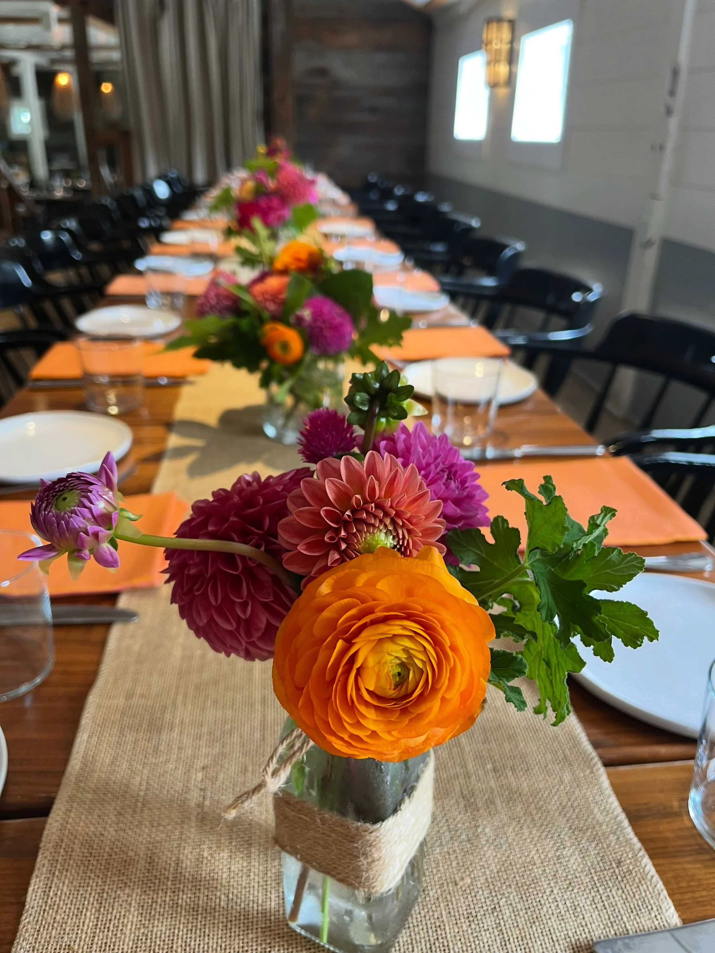 Happy Virgo season ♍️

We kicked off the season with a bold and colorful palette at this recent birthday celebration ✨ simple floral recipe of dahlias + ranunculas + scented geranium 

📍@graybarns