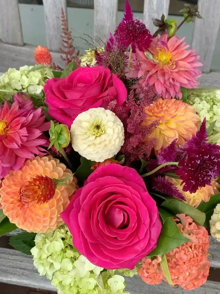 Happy Fall Equinox 🍁

This season is bringing us incredible dahlias, cockscomb, zinnias, with those seasonal accents like jewels of opar, celosia and gomphrena. Fall, keep doing your thing!

🌻 @connecticutflowercollective +
@eastcoastwholesaleflowe