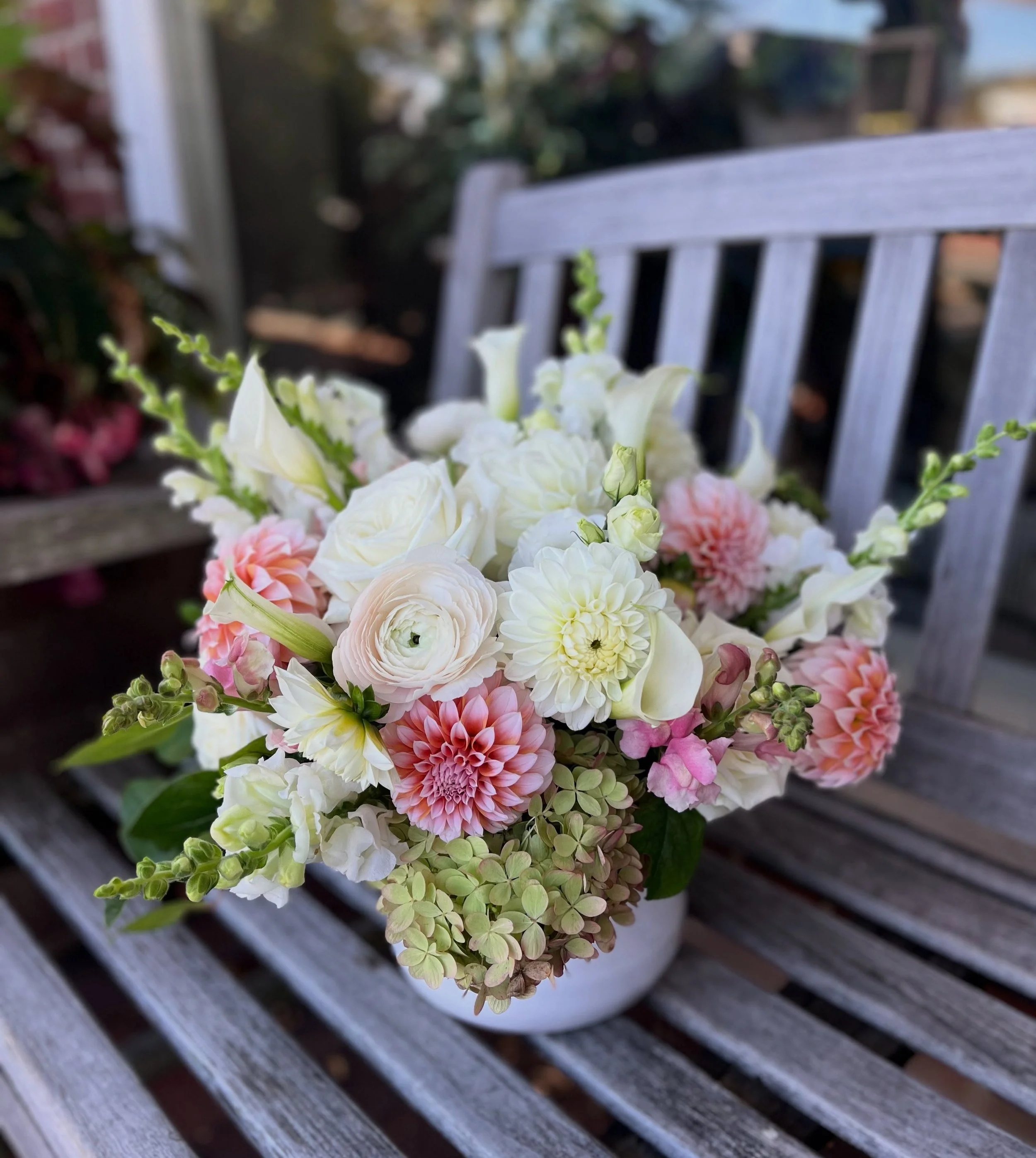 Crisp mornings and these fresh blooms 💐

Flower recipe:
Dahlias 
Calla lilies 
Lisianthus 
Pee-gee hydrangea 
Ranunculus 
Roses 
Lemon leaf 🍃