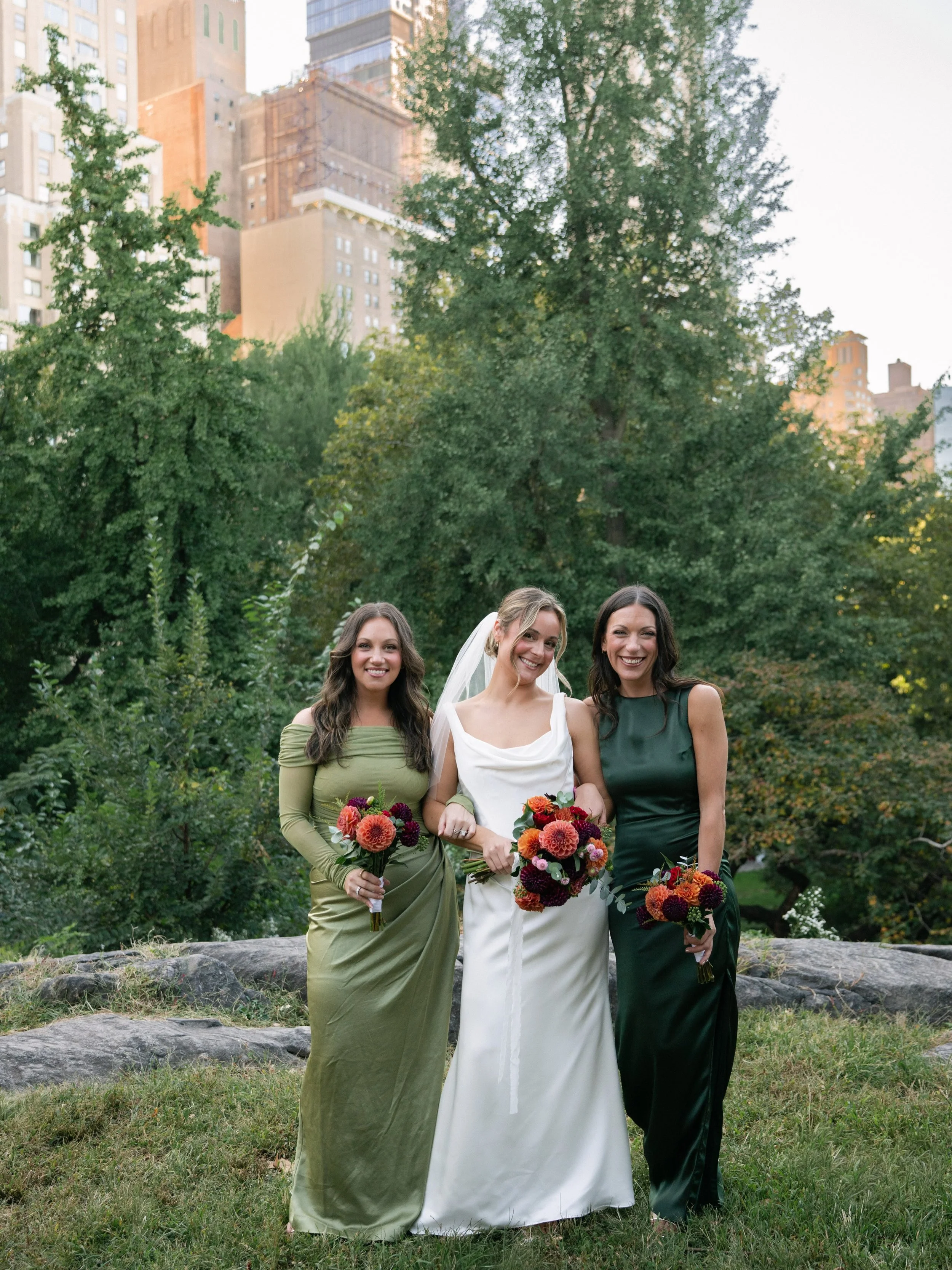 A special delivery to Manhattan ☺️

An October wedding in Central Park reminds us that even among skylines, nature has a way of making everything a little more intimate, a little more timeless, and all the more beautiful 🌿🏙️

Congratulations Lindse