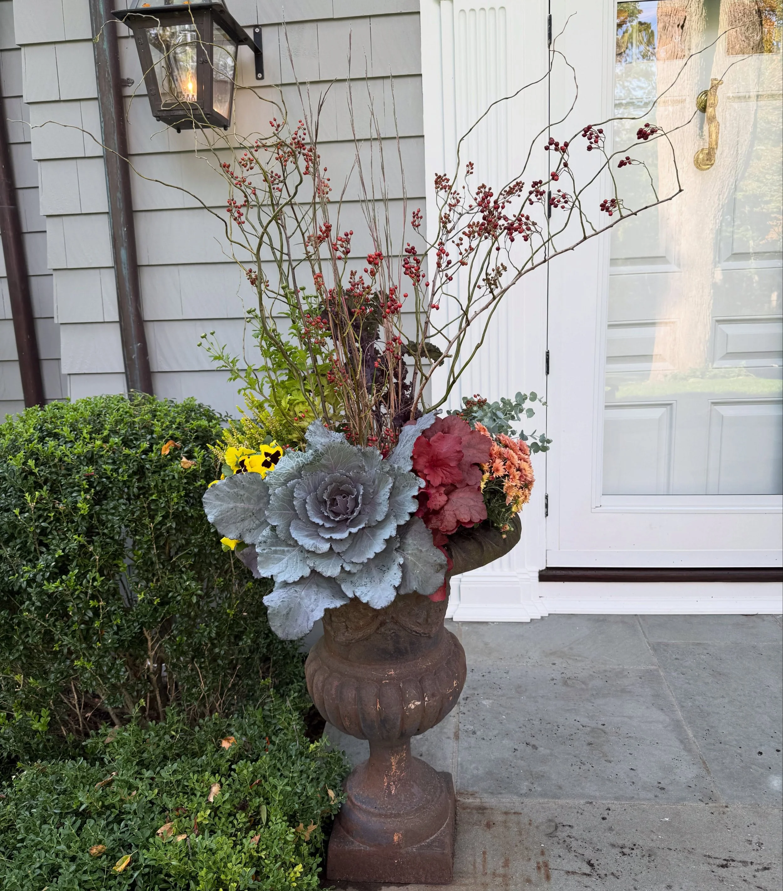 This giant kale is living its best life, front and center, of this fall design; alongside October&rsquo;s quintessentials like eucalyptus, rose hip branches, chrysanthemums, Heather + heuchera. 

#october #plantdesign #gardendesigner #falldesign #fal