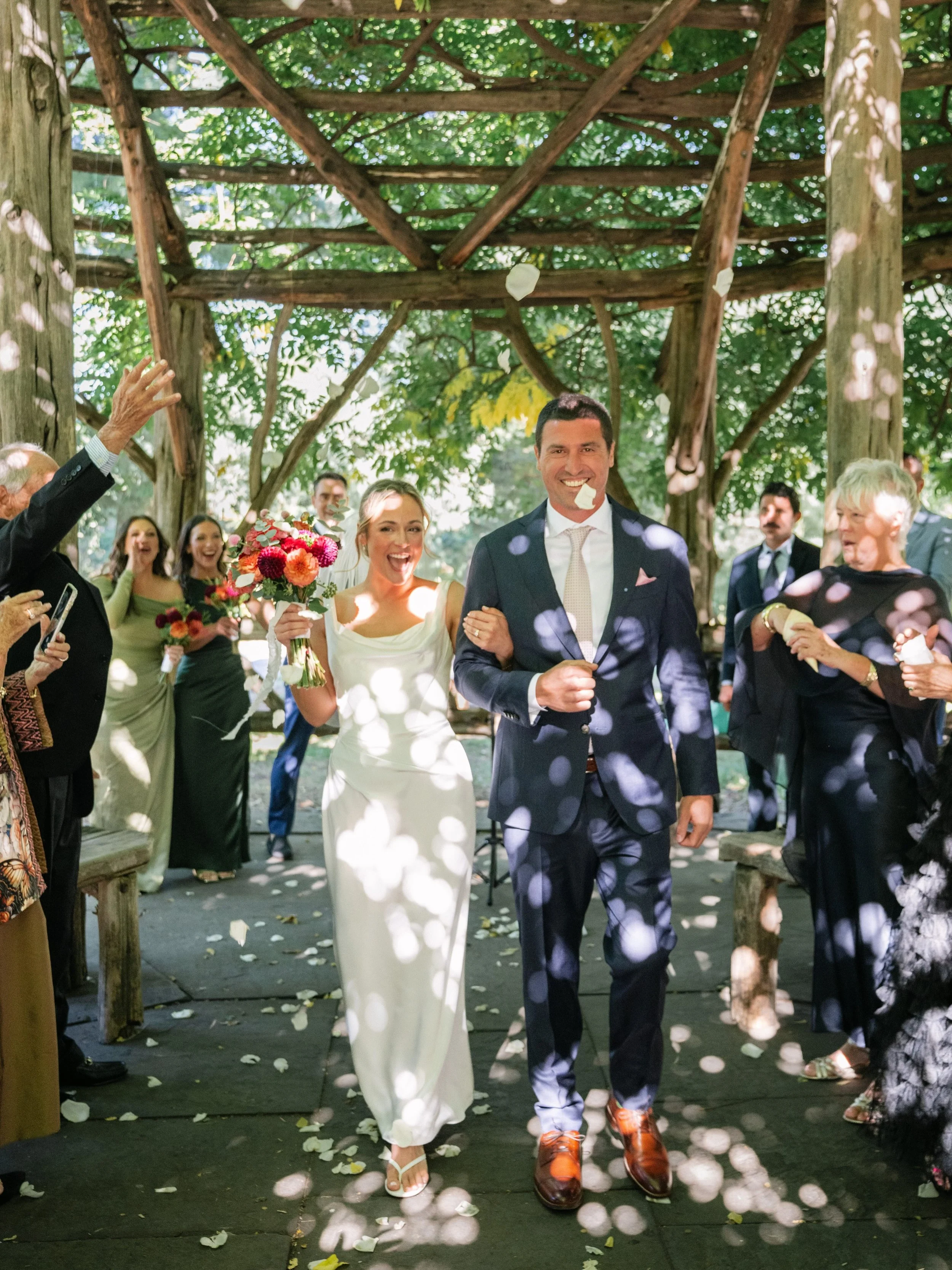 More city magic ✨ skylines + dahlias

Rich shades of burgundy, coral, and plum popping off the Central Park backdrop and green bridesmaid dresses.

Rooftop tables had their own mini florals in vintage brown bottles; a nod to the father of the bride&r