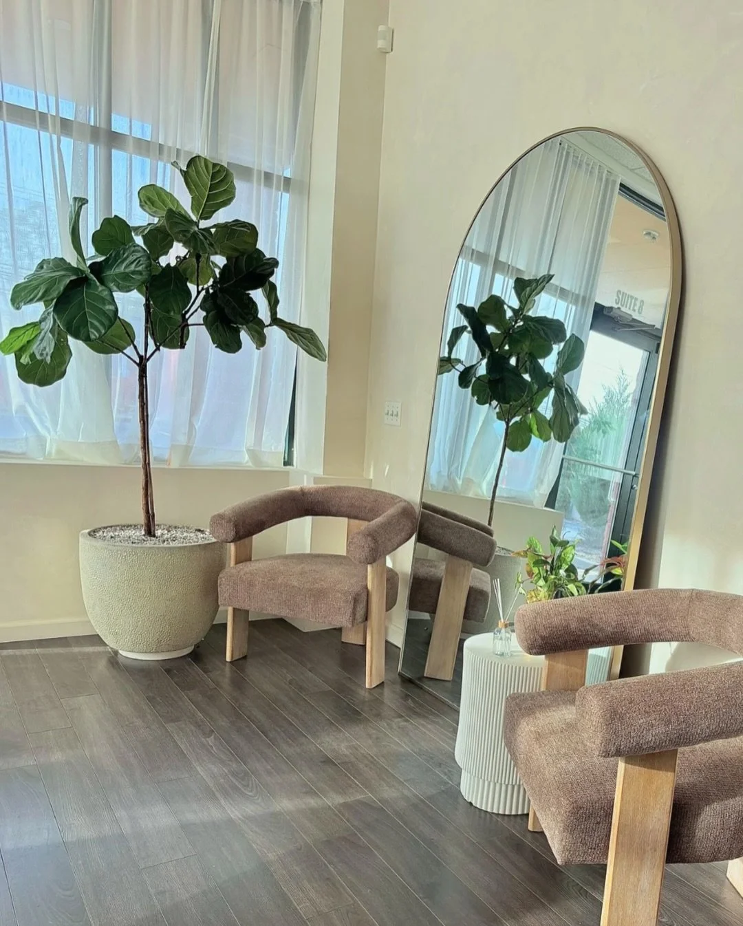 Lets take a moment for @anettsbeautybar refreshed studio space🔥

Creating the elevated experience Anett and her team provide at each visit starts when you walk in the front door -  and Botanically Blurred is so grateful to be one part of this incred