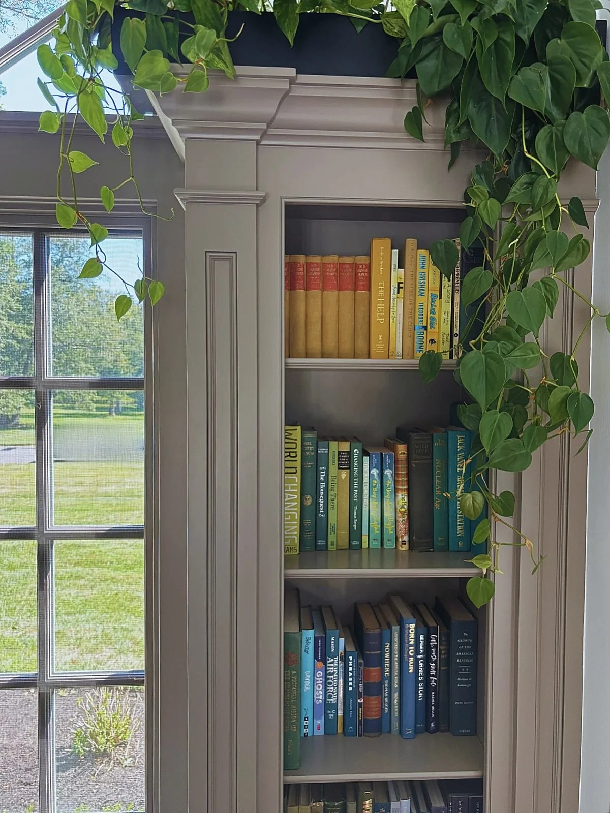 As if having a home library isn&rsquo;t already the dream - intentional plant curation reframes this space into something completely elevated🌿

These Philodendron spill effortlessly from the bookshelves making this space feel both warm and moody in 