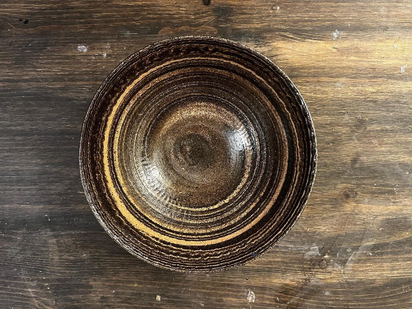 I still can&rsquo;t centre the clay but I somehow managed to make this gorgeous bowl. I&rsquo;m in love with mixing clay. 😍Thank you @made.by.claudiia @touciceramicstudio ❤️

#pottery #ceramics #clay #wheel #makestuff