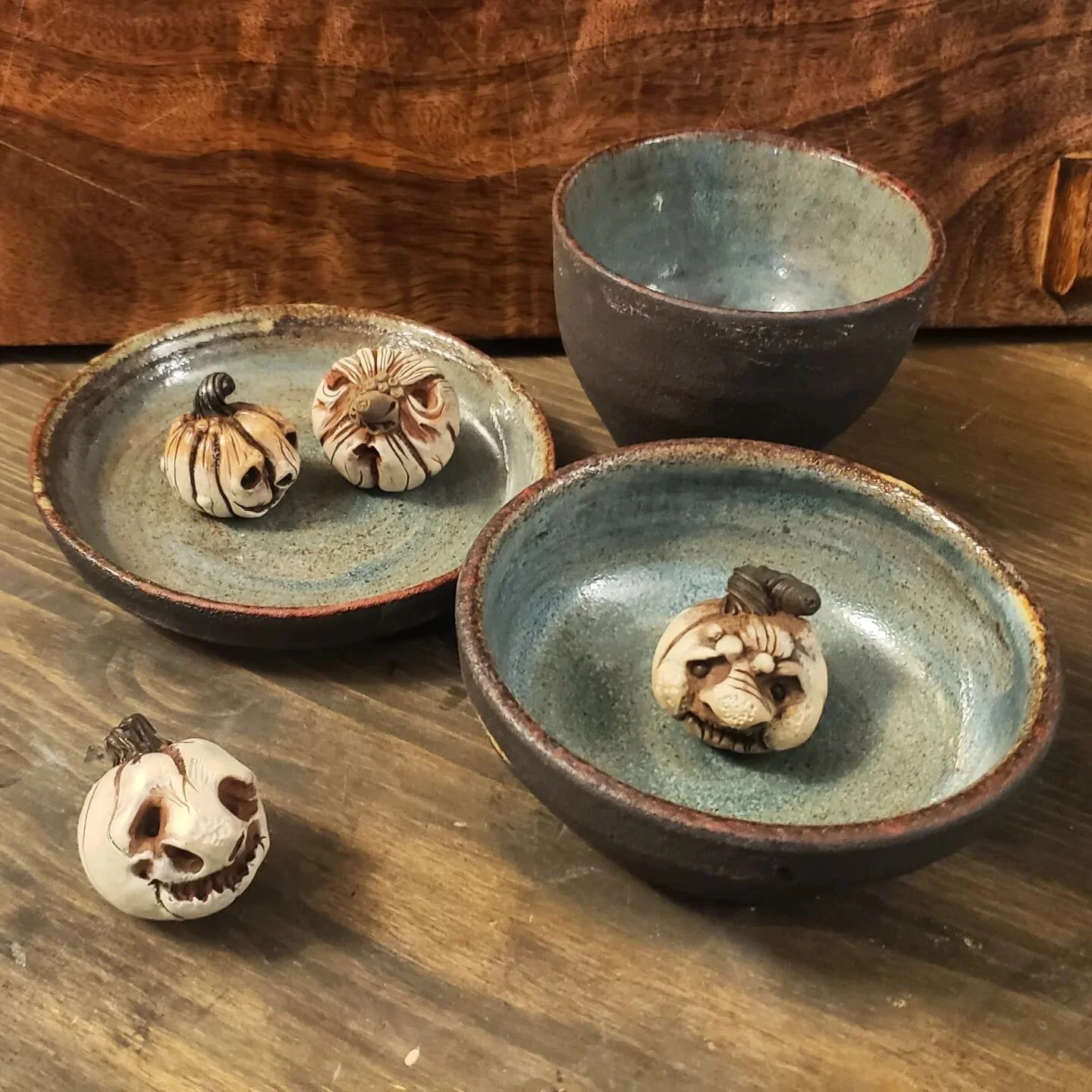 My first set of bowls and a plate thrown on a wheel. Thank you @touciceramicstudio ♡♡♡

#pottery #ceramics #art #pumpkins #clay #blackclay #yyjartist #handmade #makestuff