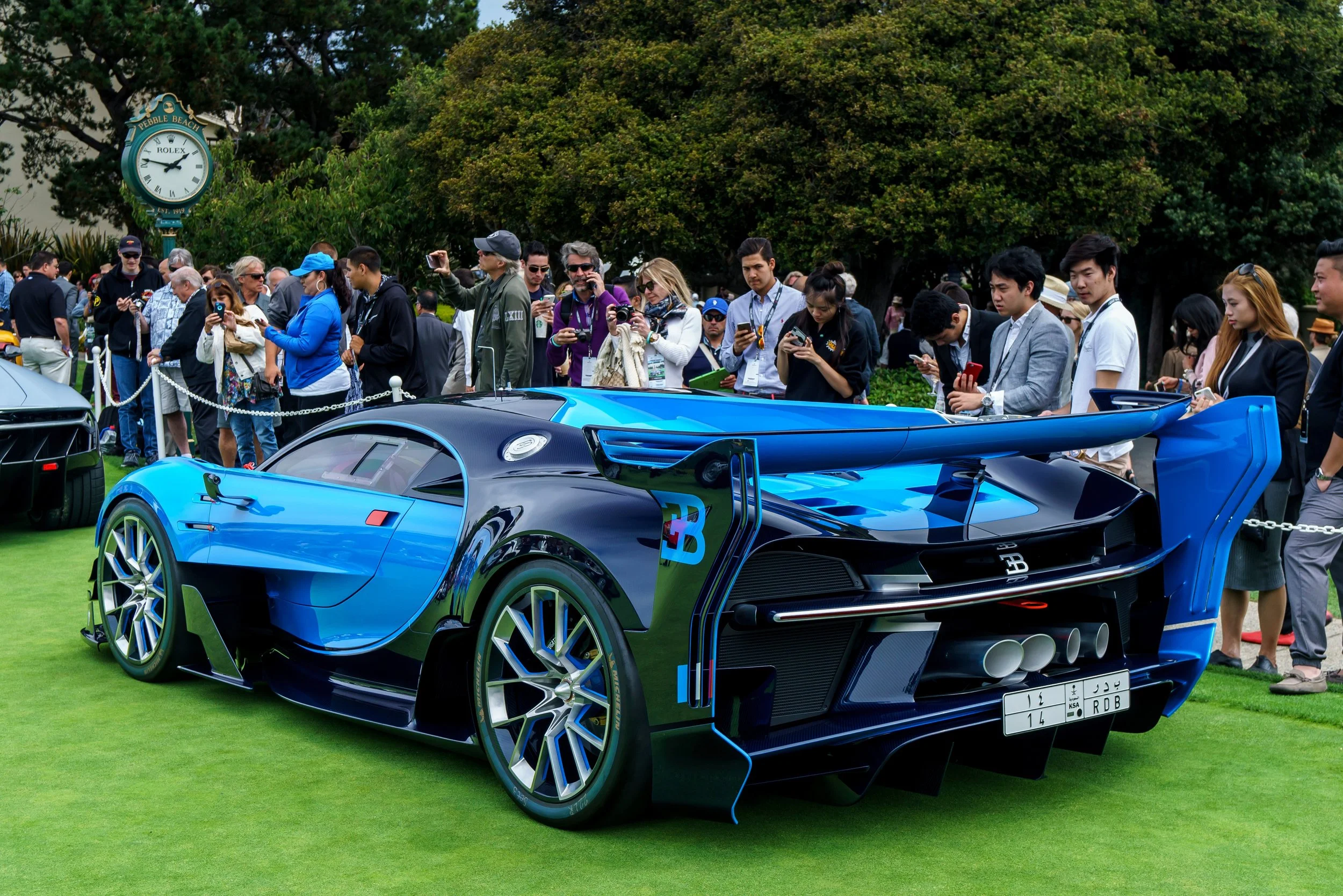 imgi_34_02_bugatti_vision_gt_pebble_beach_concept_lawn.jpg