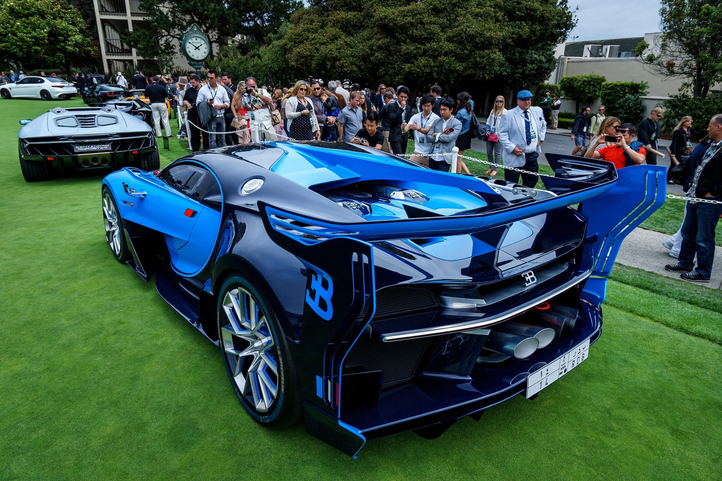 imgi_28_04_bugatti_vision_gt_pebble_beach_concept_lawn.jpg