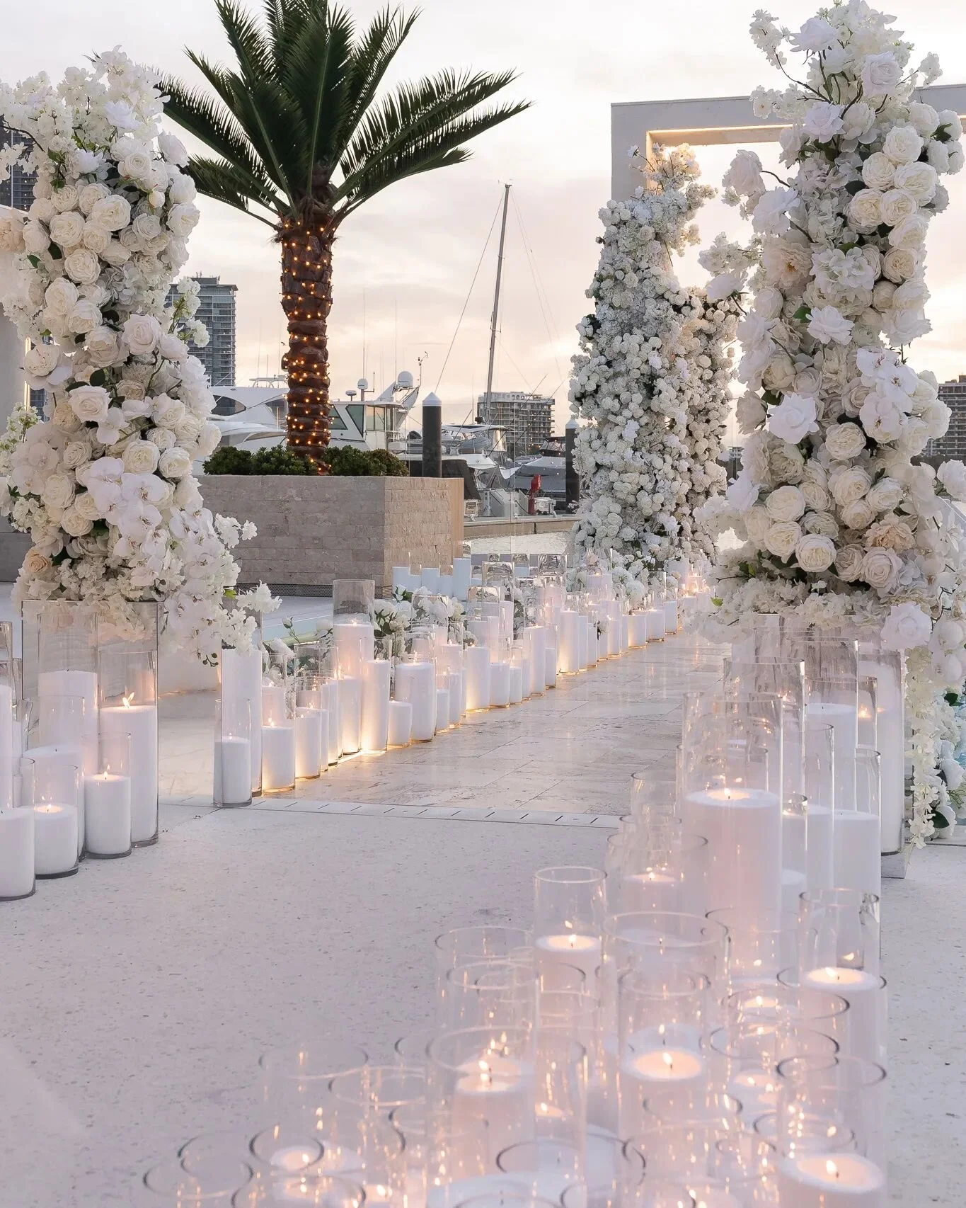 White Wonderland 
.
.
.

Wedding Planner | Stylist @alysiabridgerevents 
📷 @deluxemediagroup