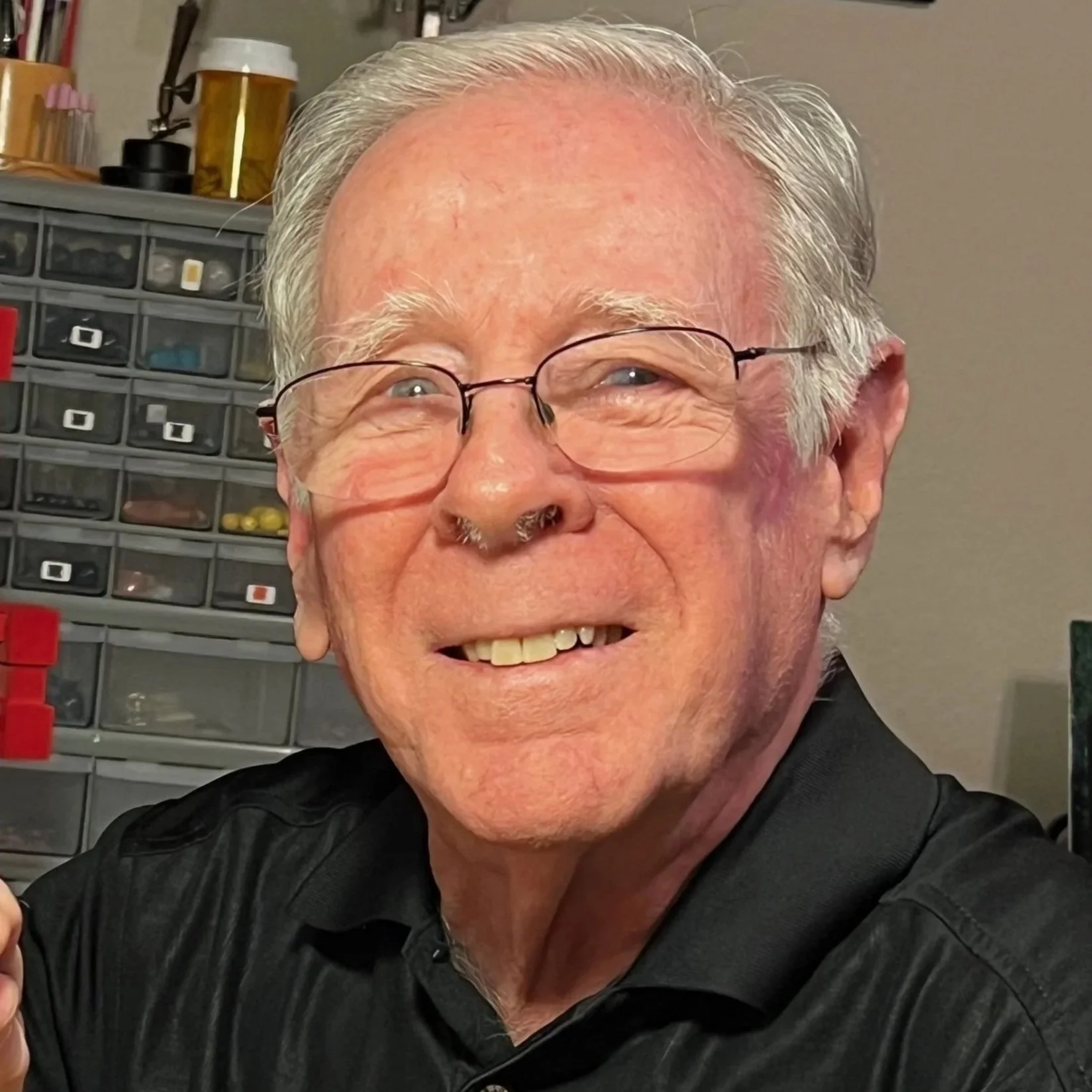 Portrait of artist Howard Greisdorf