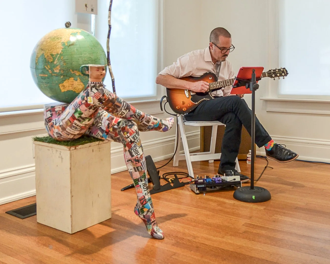 Pete Weise set the mood with his guitar.