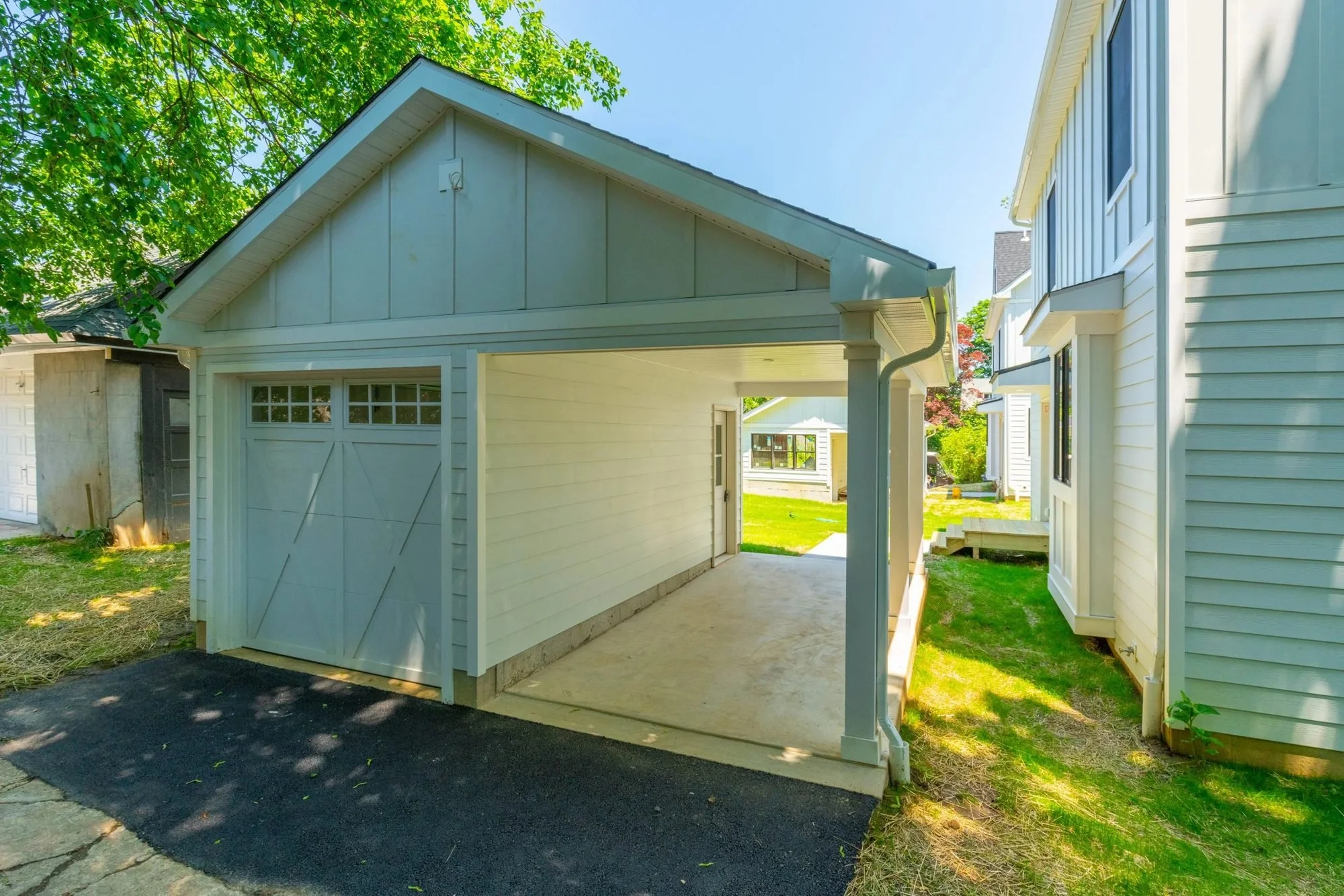 Detached garage with breezeway on a new construction home