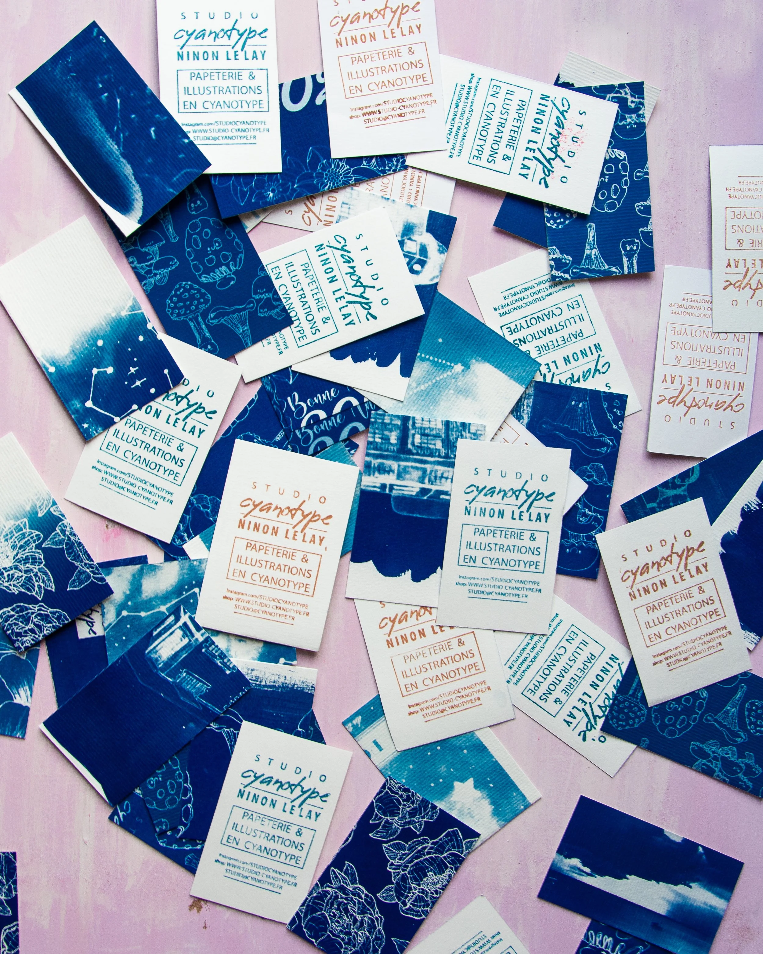 Collection de cartes de visite de l'entreprise Studio Cyanotype, avec des motifs bleus et des textes en français et en anglais.
