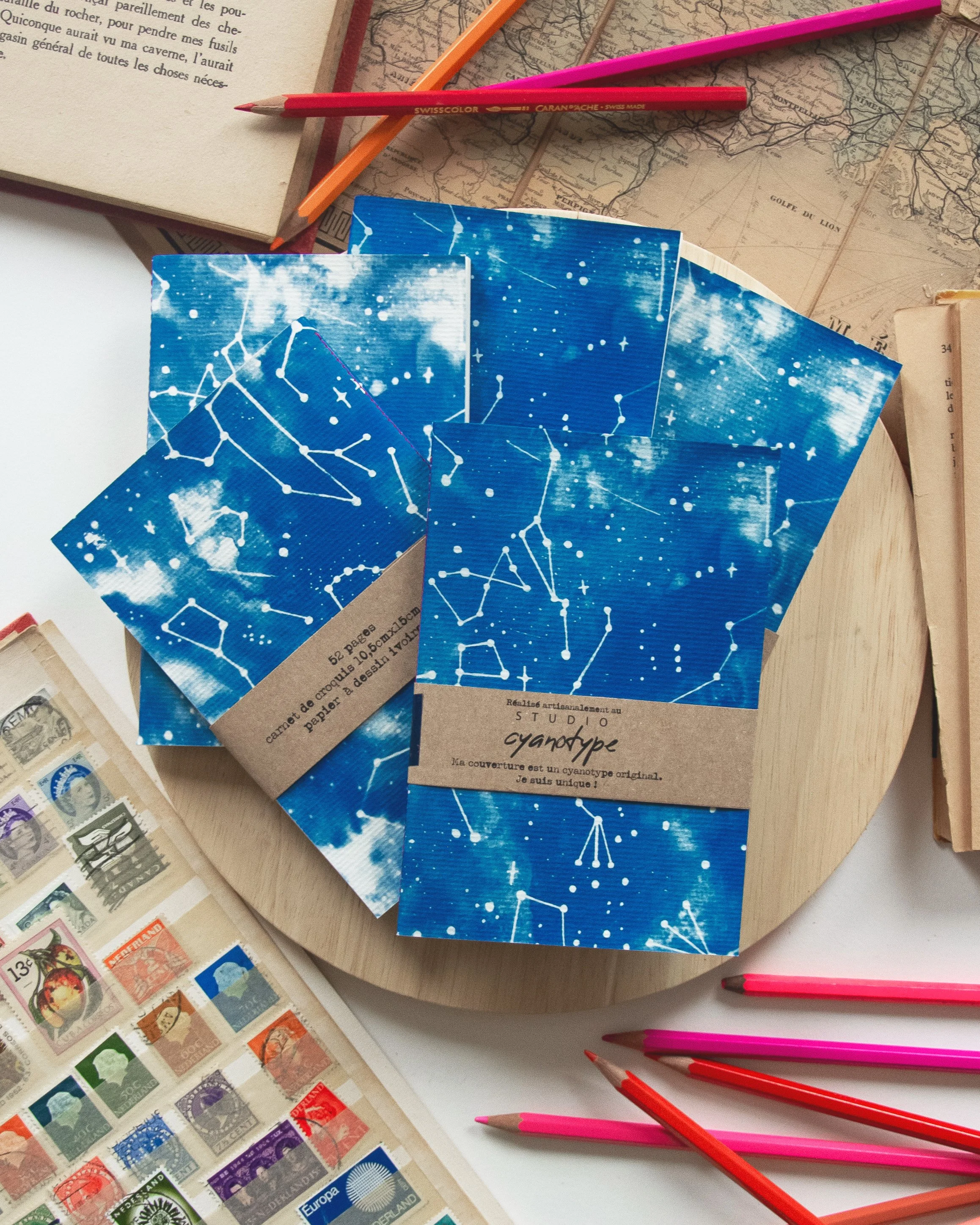 exemple de papeterie à couverture cyanotype motif galaxy