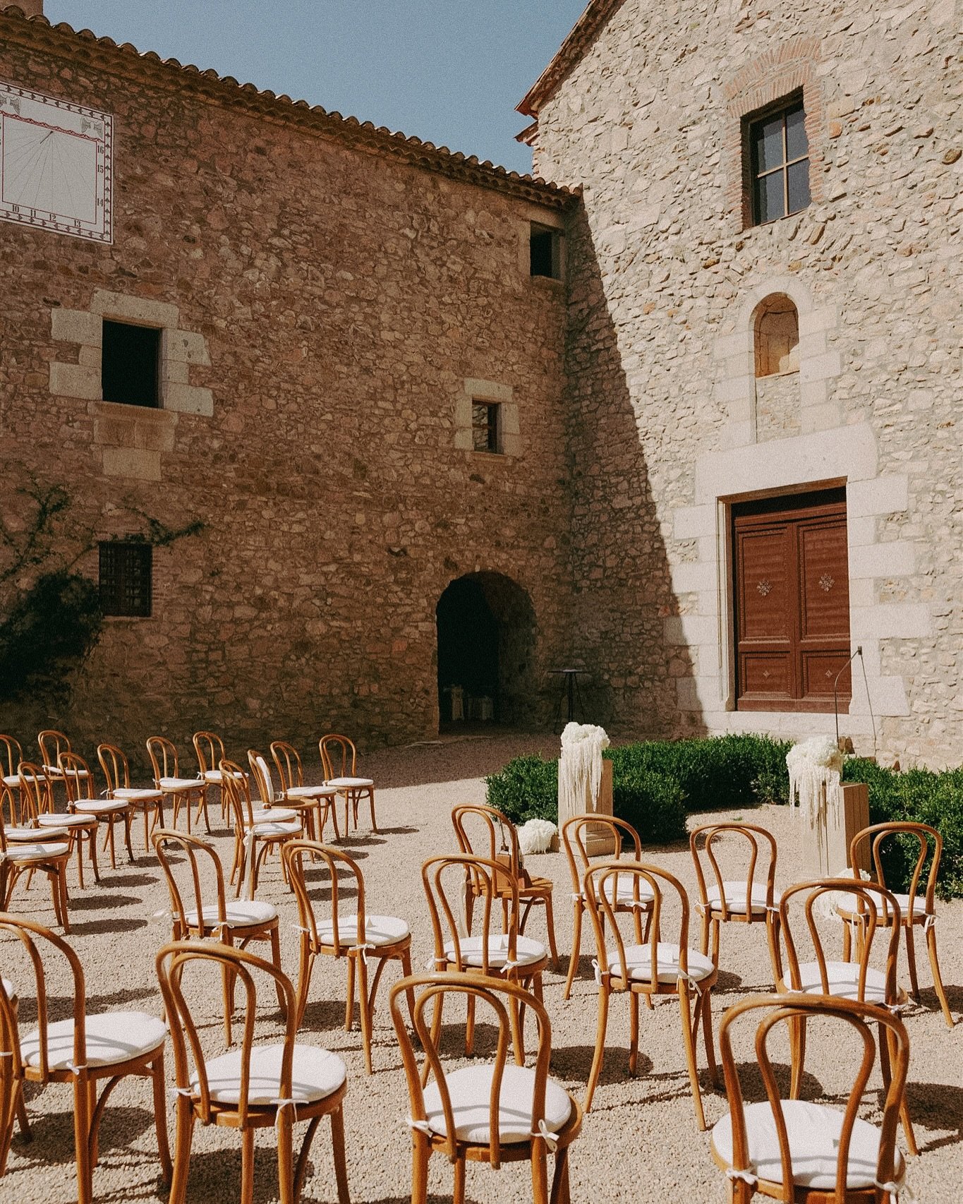 Es bonito ver c&oacute;mo las personas se guardan el sitio con el simple acto de dejar un bolso, unas gafas o unas rosas, aunque esa persona ya no est&eacute; ❤️&zwj;🩹

#weddingphotography #weddinhphotographer #barcelonawedding #bodabarcelona #weddi
