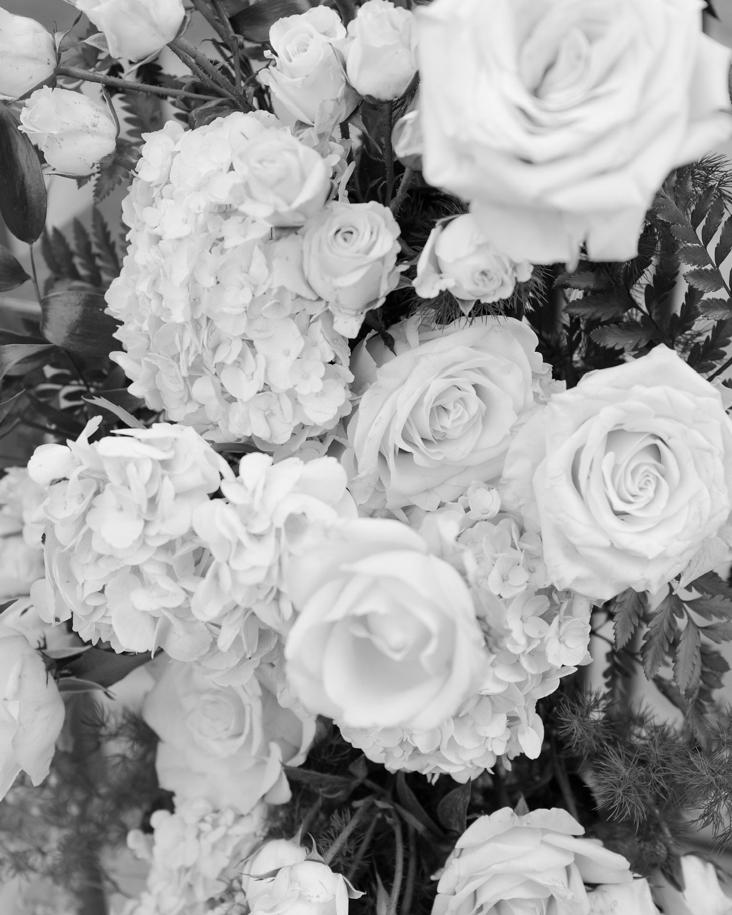 Siendo sincera (y mi opini&oacute;n): cuantas m&aacute;s flores, mejor 

#weddingphotography #weddingphotographer #weddingflorals #weddingflowersdecor #weddingflower #weddingbouquet #floresboda #ramodenovia