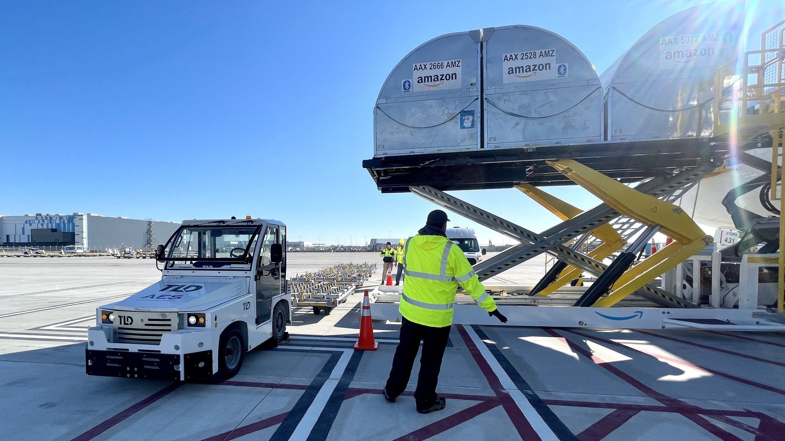 Workers at Amazon’s Largest Air Hub Seek Union and 30 Per Hour