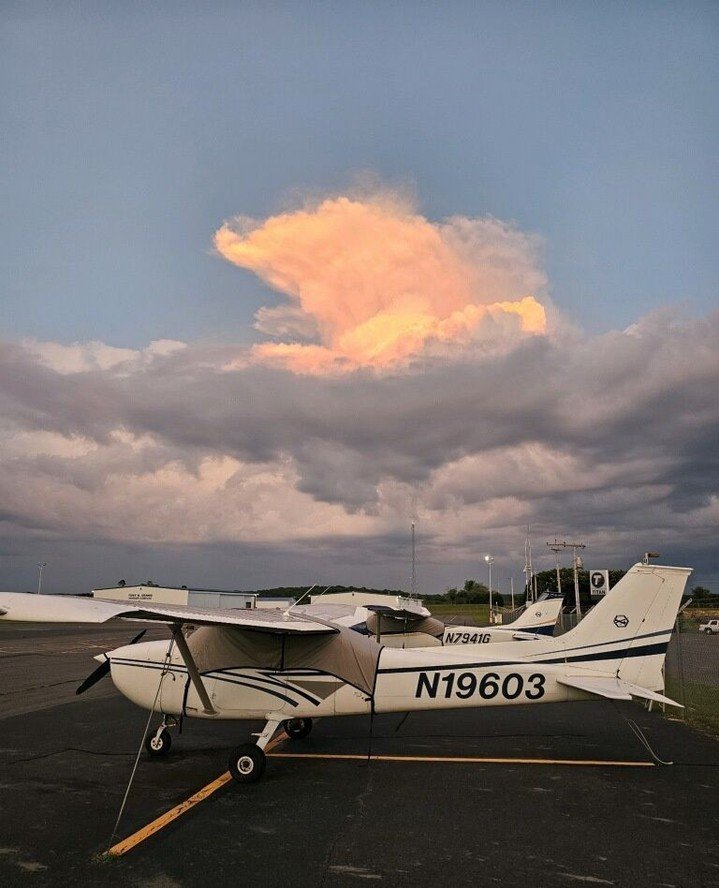 Grounded and ready for takeoff! 🚁 Our Cessna Skyhawk 172 N19603 is equipped with 160 HP, Garmin 650, Dual G5&rsquo;s, and ADSB in/out. Your perfect training partner is waiting. Ready to make the skies your new classroom? ✈️ ⁠
⁠
👨&zwj;✈️✈️ Fly with 
