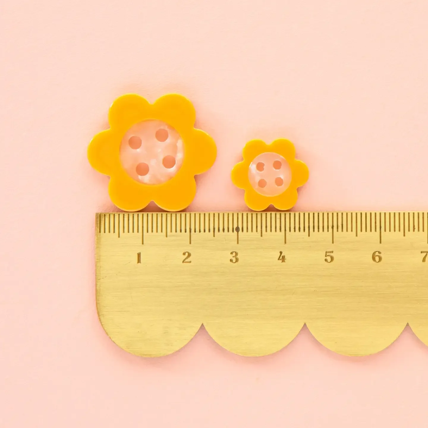 Sarah Hearts Yellow Daisy Small 5/8" Buttons