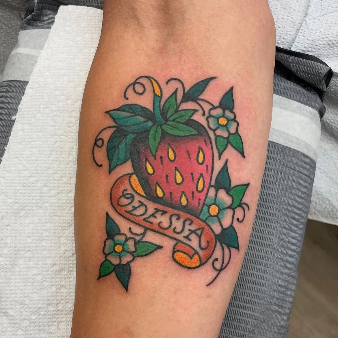 Strawberry by @_andrew.mcdonald_ To book with Andrew, message him directly.

#tattoo #kelowna #kelownabc #kelownatattoo #okanagan #okanaganbc #okanagantattoo #okanagan #kelownaliving #okanaganlife #okanaganlifestyle #kelownabusiness #traditionaltatto