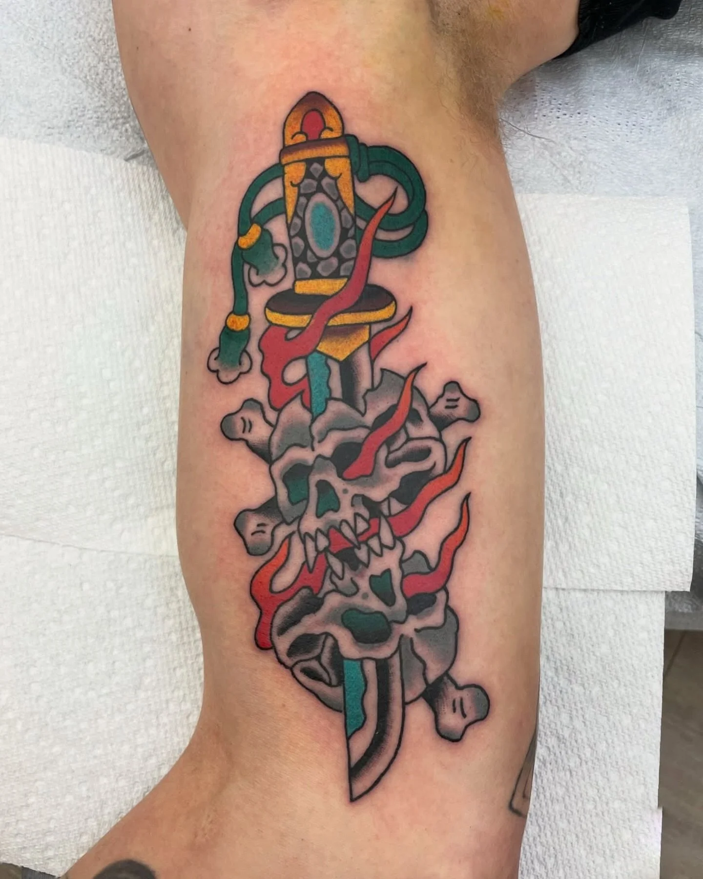 Dagger skulls by @_andrew.mcdonald_ To book with Andrew, message him directly.

#tattoo #kelowna #kelownabc